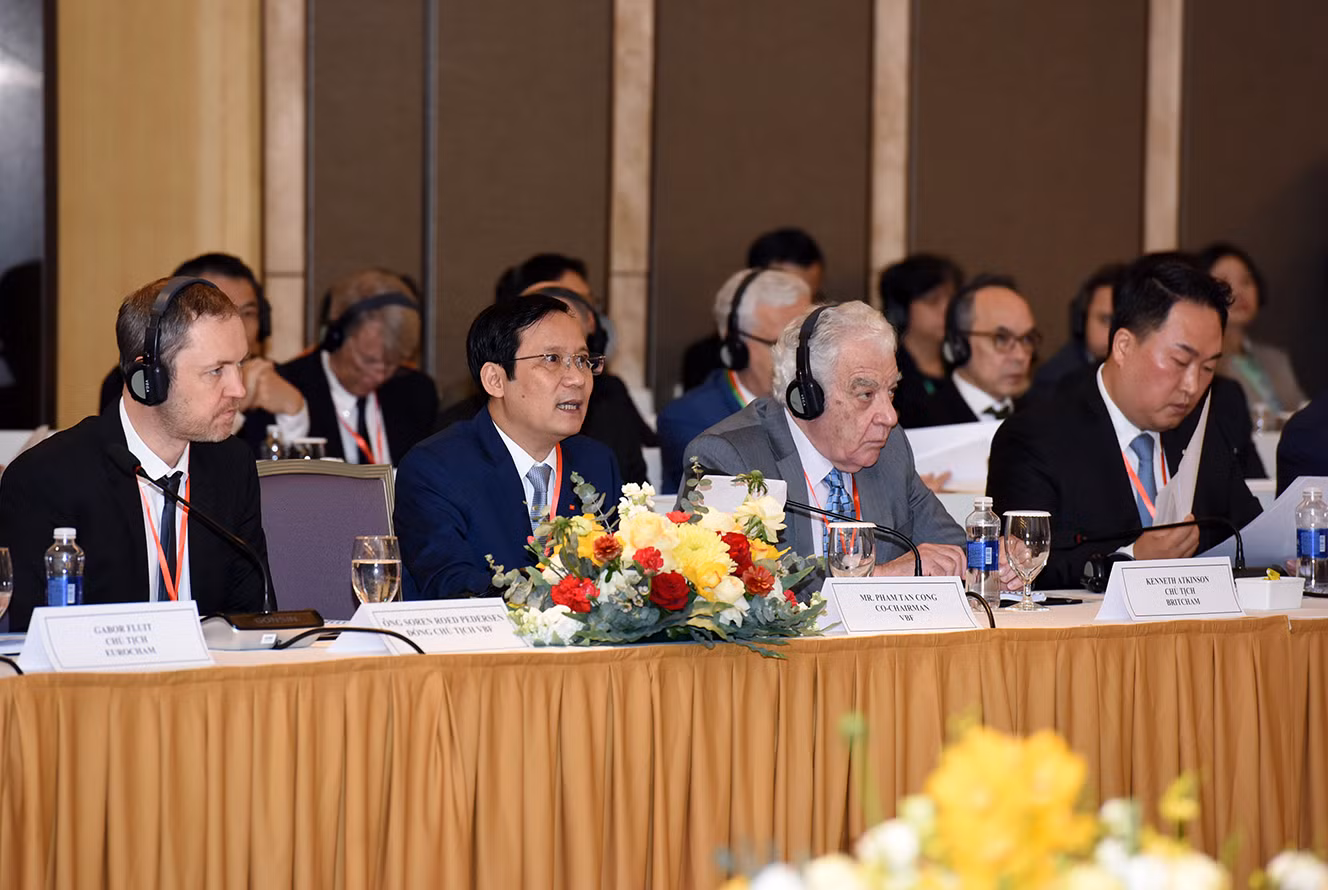 Ông Phạm Tấn Công, Chủ tịch VCCI, đồng Chủ tịch Liên minh Diễn đàn Doanh nghiệp Việt Nam cho biết, để Việt Nam vượt qua các khó khăn, thách thức, thực hiện thắng lợi các mục tiêu phát triển, cả Chính phủ và cộng đồng doanh nghiệp phải đồng hành, phải cùng chia sẻ tầm nhìn và chiến lược phát triển nhanh, xanh, bền vững. Ông Phạm Tấn Công, Chủ tịch VCCI, đồng Chủ tịch Liên minh Diễn đàn Doanh nghiệp Việt Nam cho biết, để Việt Nam vượt qua các khó khăn, thách thức, thực hiện thắng lợi các mục tiêu phát triển, cả Chính phủ và cộng đồng doanh nghiệp phải đồng hành, phải cùng chia sẻ tầm nhìn và chiến lược phát triển nhanh, xanh, bền vững.