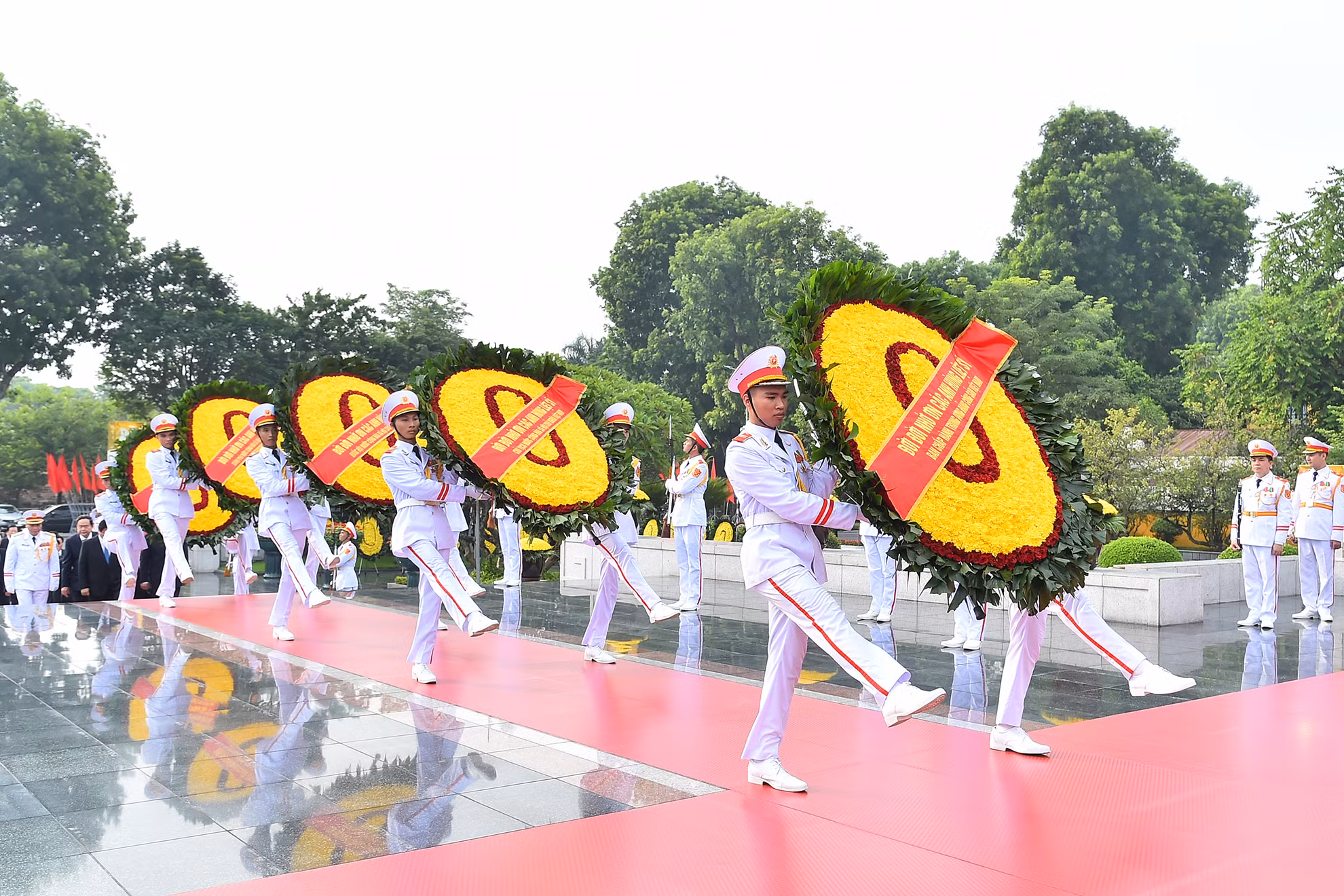 Dẫn đầu là vòng hoa của đoàn với dòng chữ: “Đời đời nhớ ơn các Anh hùng liệt sĩ”.