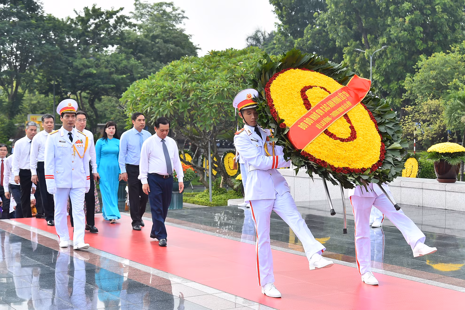 Đoàn đại biểu Bộ Lao động-Thương binh và Xã hội đặt vòng hoa, tưởng niệm các Anh hùng liệt sĩ.