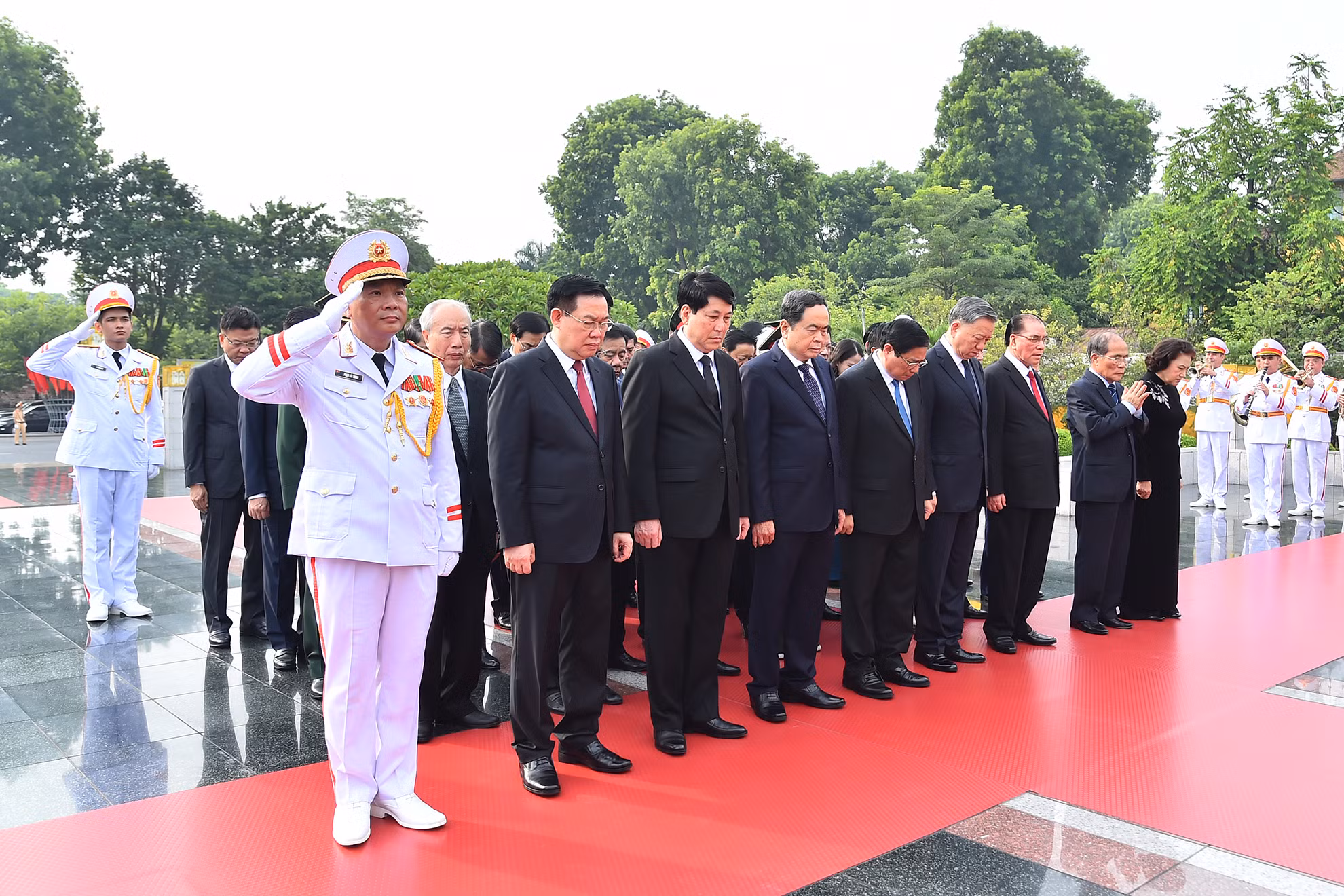 Các đồng chí lãnh đạo, nguyên lãnh đạo Đảng, Nhà nước thành kính tưởng niệm anh linh các Anh hùng liệt sĩ.