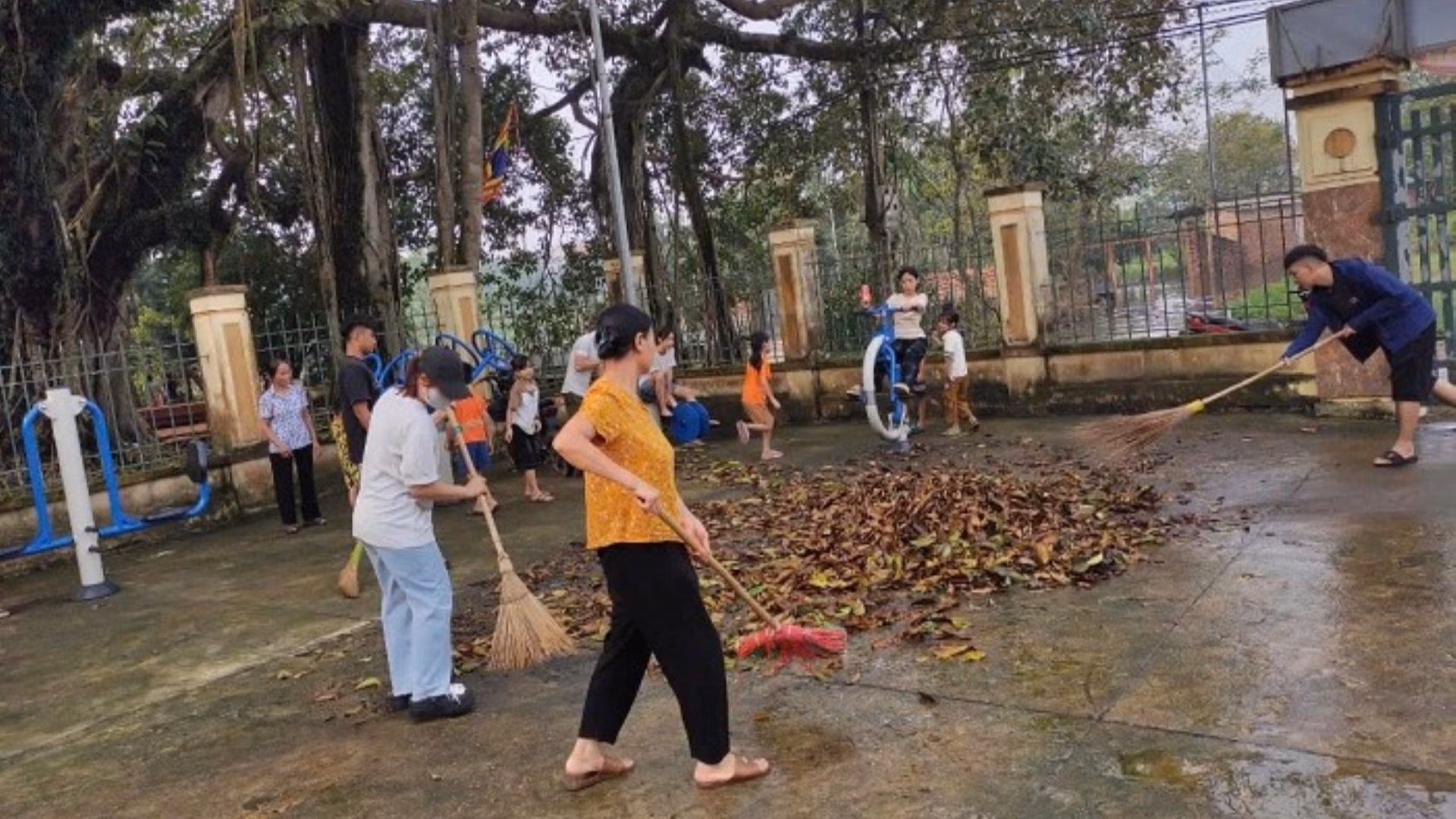 Tại huyện Quốc Oai, địa bàn đang bị ngập lụt, người dân tích cực vệ sinh môi trường ngay khi lũ rút. Tại huyện Quốc Oai, địa bàn đang bị ngập lụt, người dân tích cực vệ sinh môi trường ngay khi lũ rút.