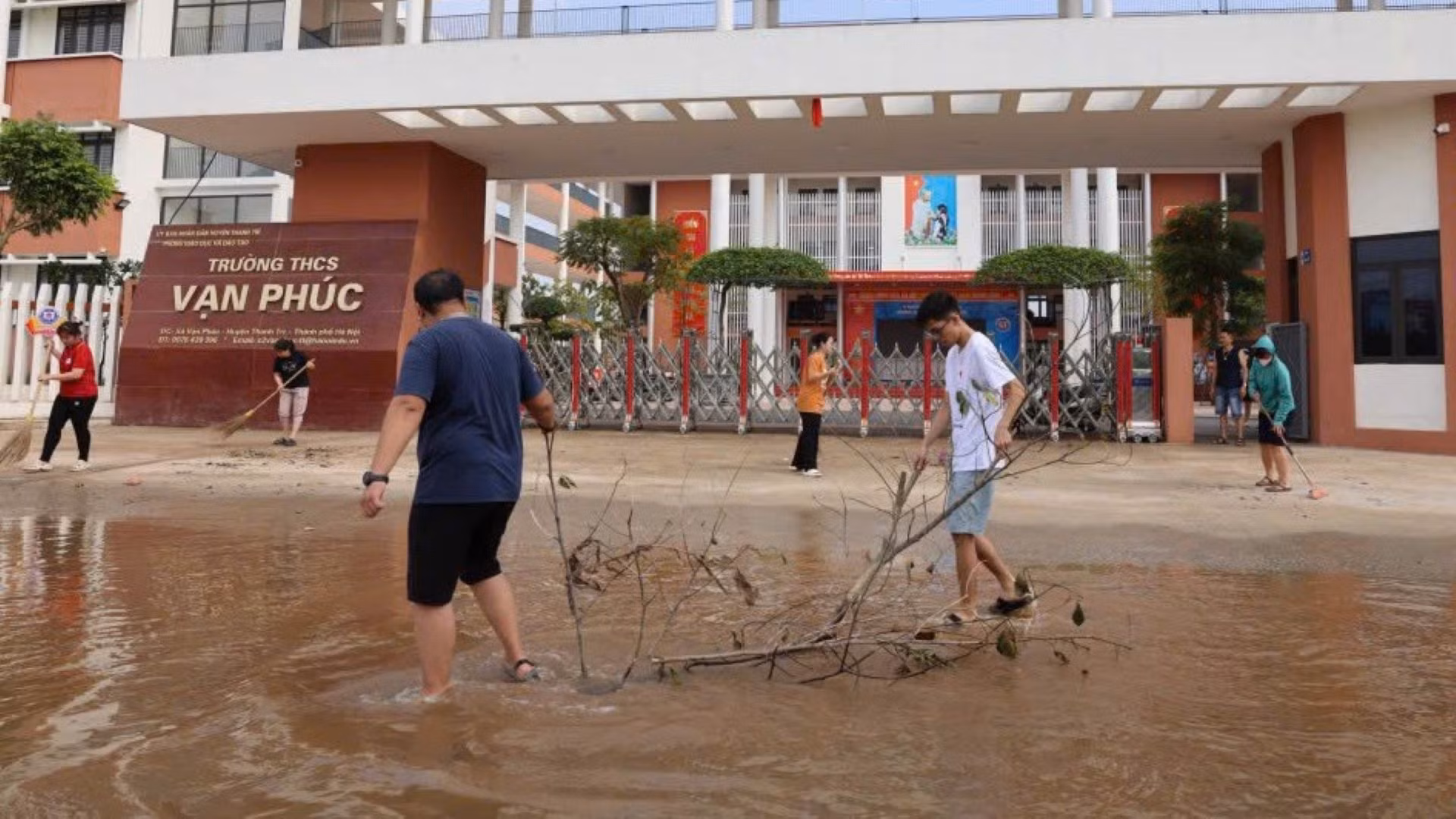 Các thầy, cô giáo và các em học sinh Trường THCS Vạn Phúc, huyện Thanh Trì dọn vệ sinh trường, lớp. Các thầy, cô giáo và các em học sinh Trường THCS Vạn Phúc, huyện Thanh Trì dọn vệ sinh trường, lớp.