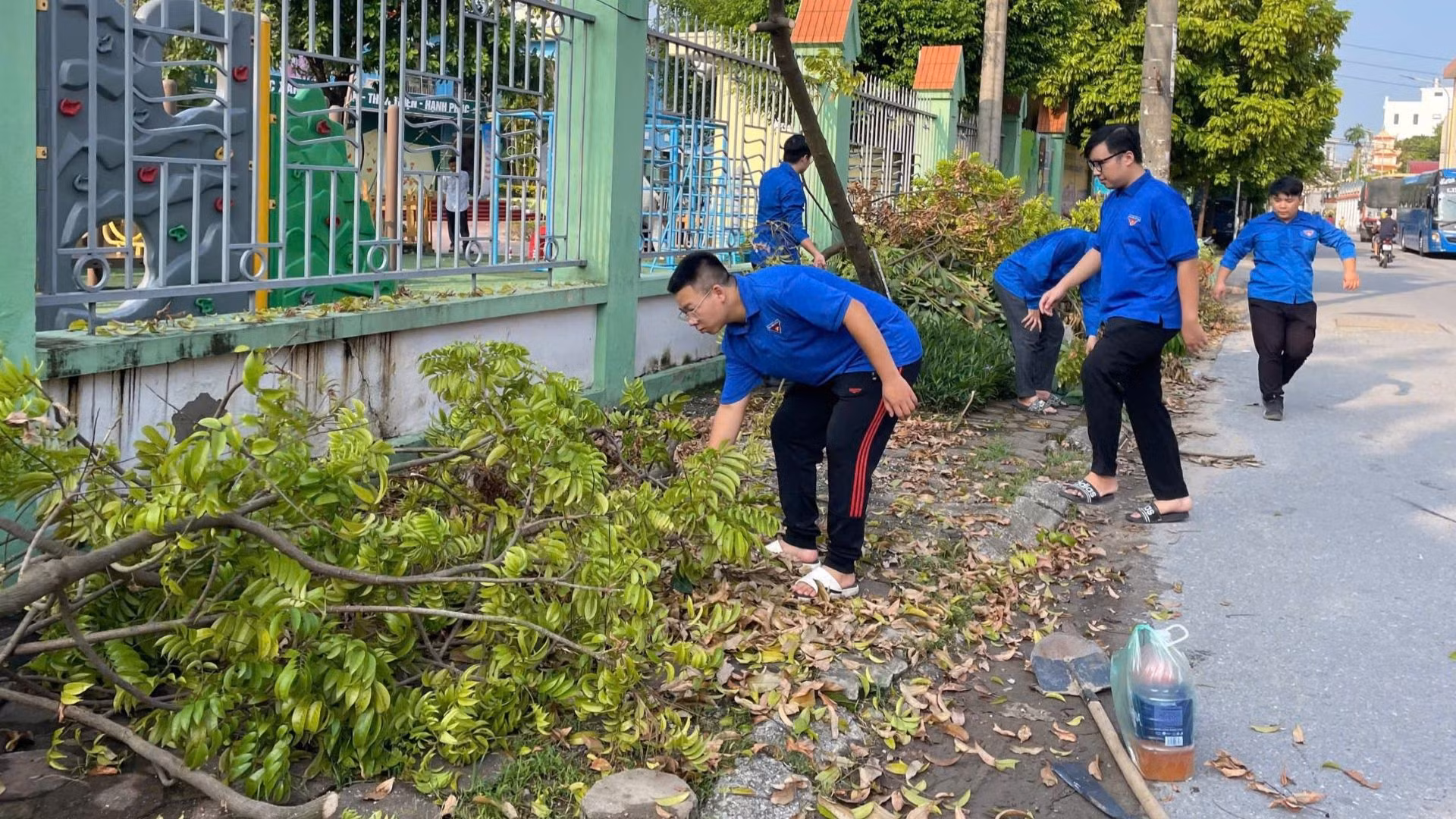 Các đoàn viên thanh niên huyện Thanh Trì tham gia tổng vệ sinh môi trường. Các đoàn viên thanh niên huyện Thanh Trì tham gia tổng vệ sinh môi trường.
