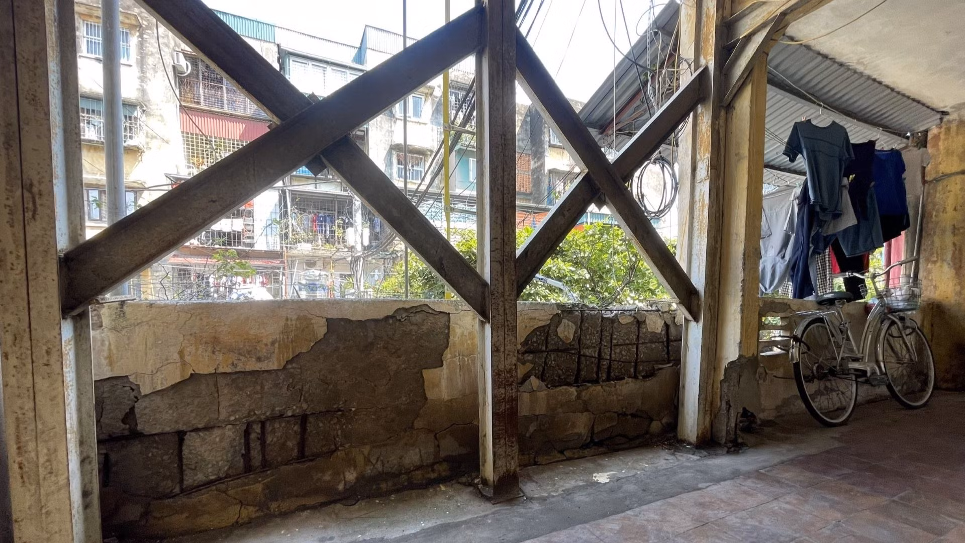 Đơn vị quản lý tòa nhà đã cho lắp hệ thống giàn giáo thép nhằm gia cố, chống đỡ tạm thời, nhưng nguy cơ đổ sập rất lớn, đe dọa nguy hiểm đến tính mạng, tài sản của người dân. Đơn vị quản lý tòa nhà đã cho lắp hệ thống giàn giáo thép nhằm gia cố, chống đỡ tạm thời, nhưng nguy cơ đổ sập rất lớn, đe dọa nguy hiểm đến tính mạng, tài sản của người dân.