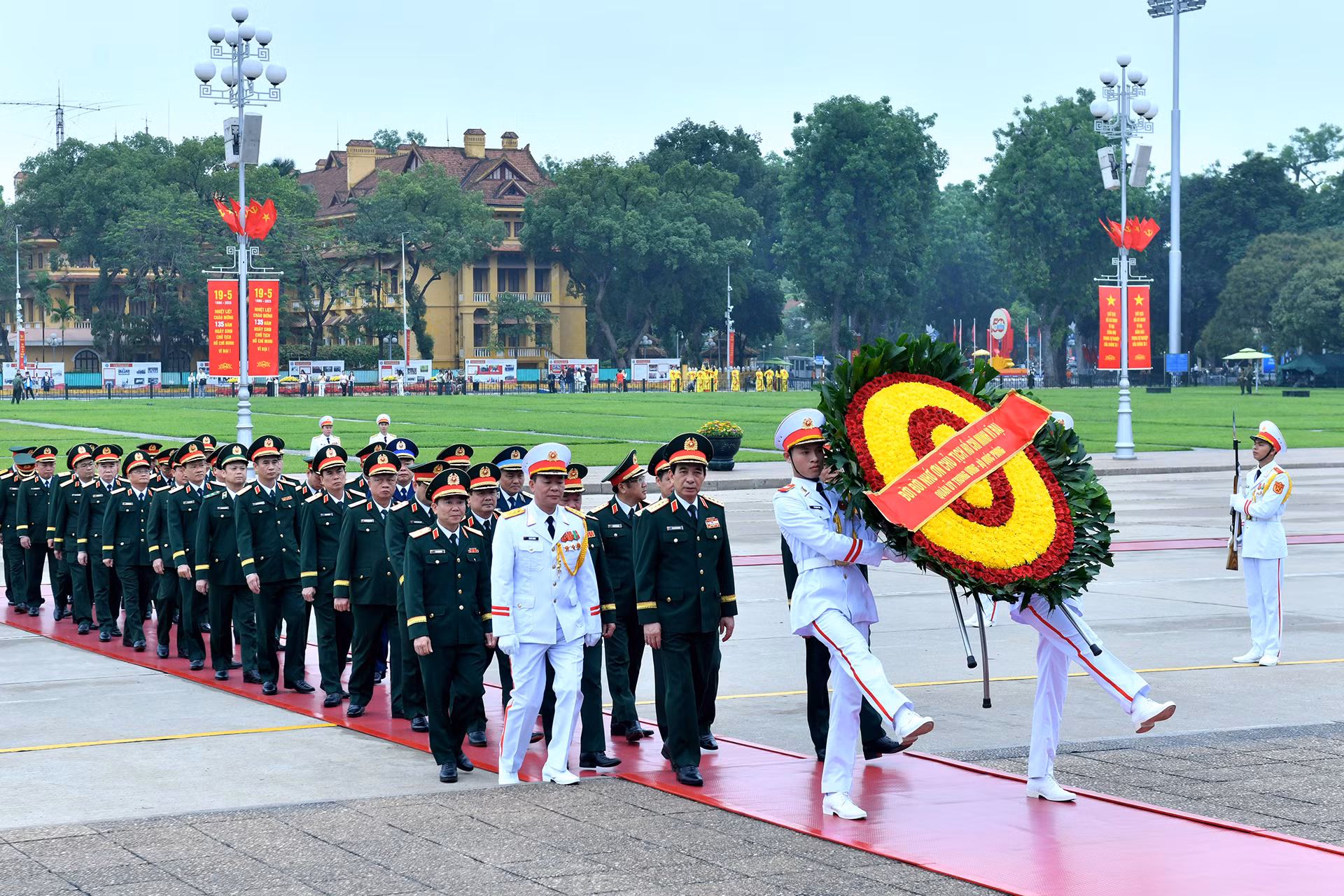 Đoàn đại biểu Quân ủy Trung ương - Bộ Quốc phòng vào Lăng viếng Chủ tịch Hồ Chí Minh.