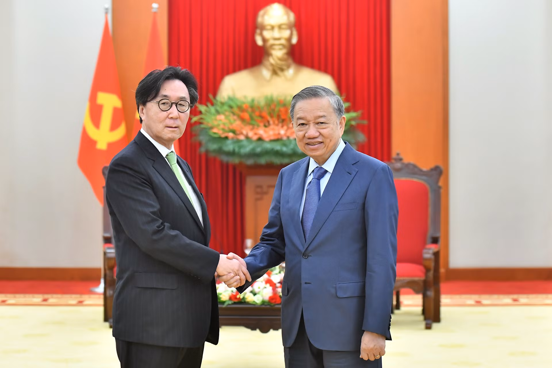 Tổng Bí thư, Chủ tịch nước Tô Lâm với Cố vấn đặc biệt về Ngoại giao và An ninh, Đặc phái viên của Tổng thống Hàn Quốc, Ngài Chang Ho-jin. Tổng Bí thư, Chủ tịch nước Tô Lâm với Cố vấn đặc biệt về Ngoại giao và An ninh, Đặc phái viên của Tổng thống Hàn Quốc, Ngài Chang Ho-jin.