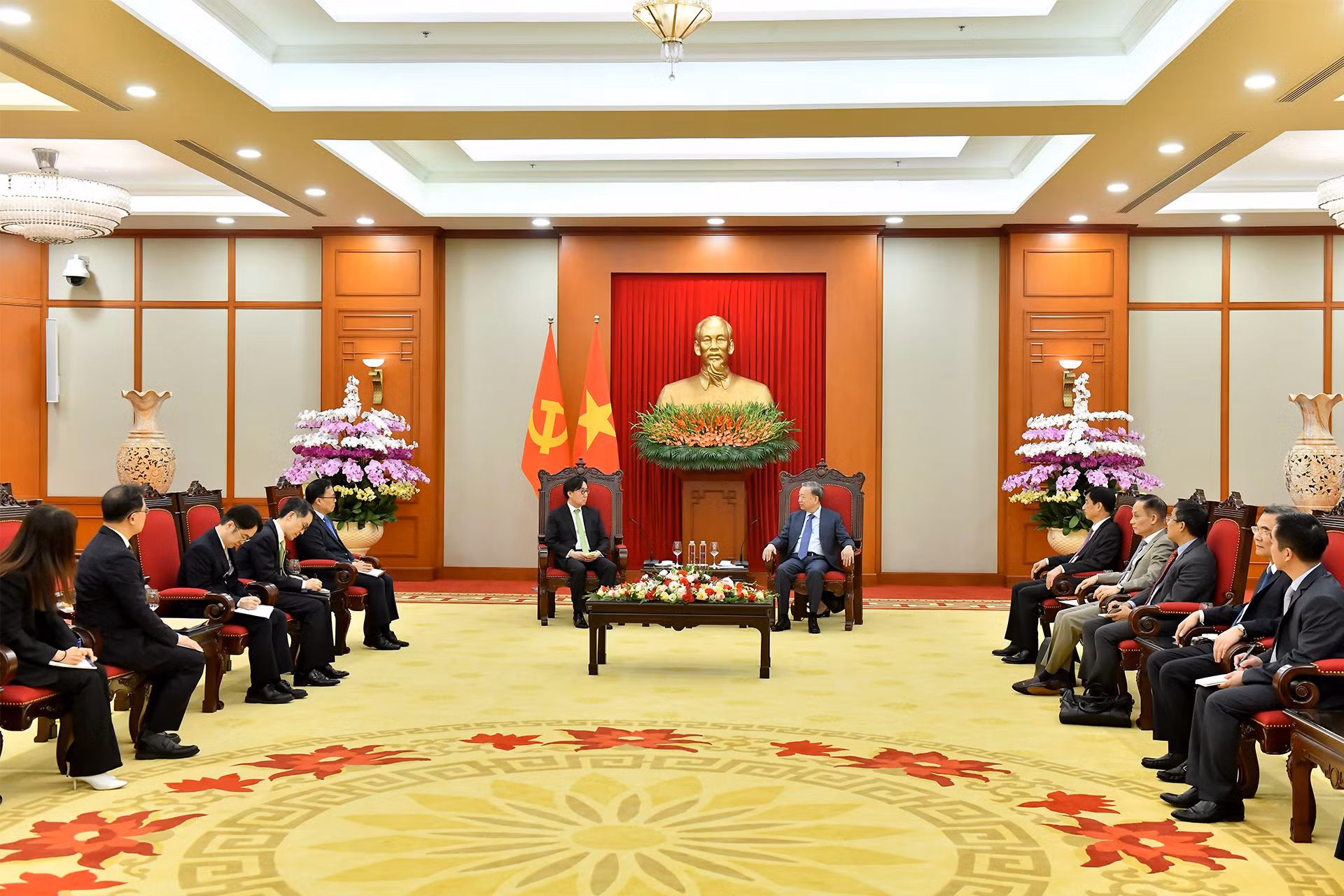 Quang cảnh buổi tiếp tại Trụ sở Trung ương Đảng. Quang cảnh buổi tiếp tại Trụ sở Trung ương Đảng.