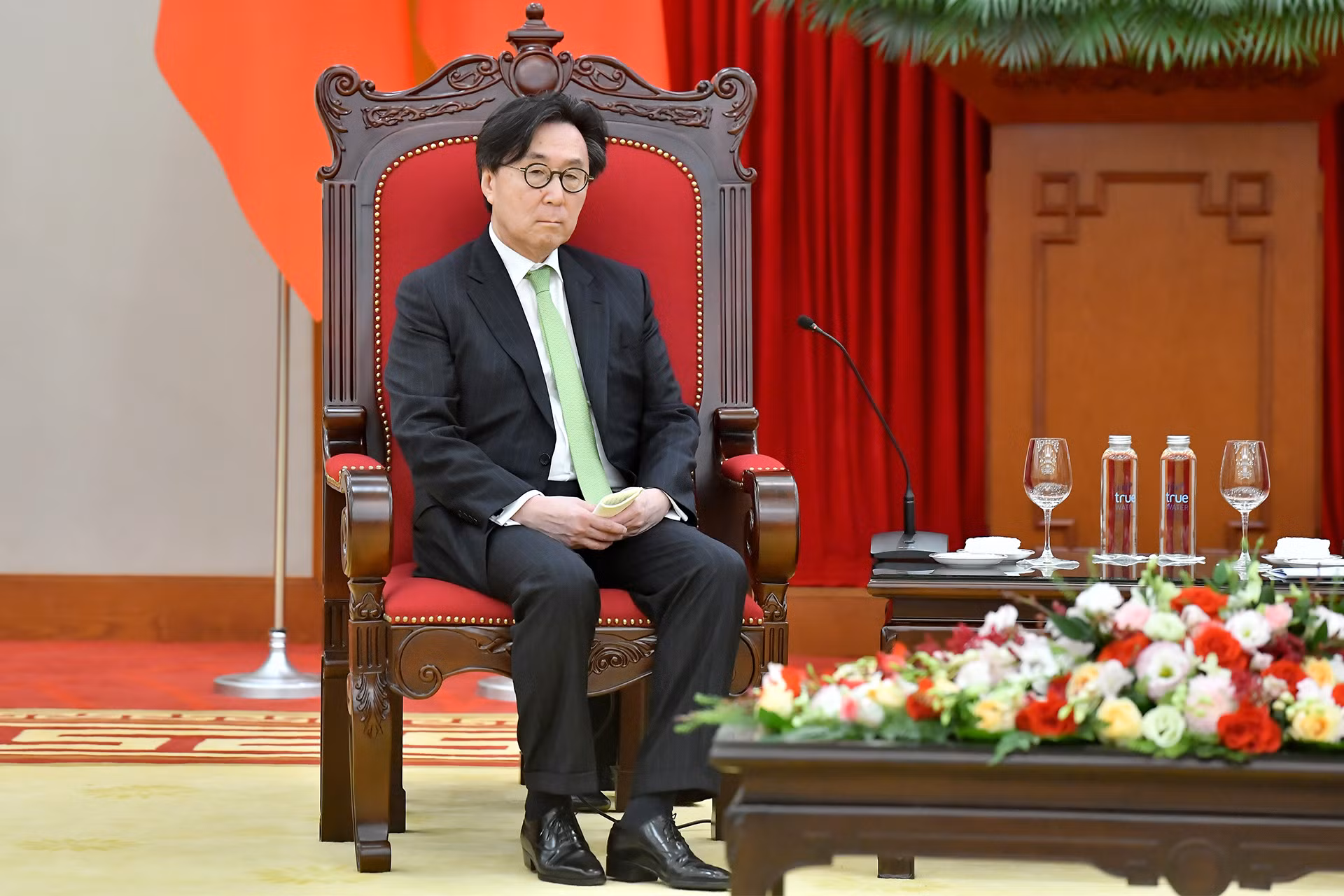 Ngài Chang Ho-jin, Cố vấn đặc biệt về Ngoại giao và An ninh, Đặc phái viên của Tổng thống Hàn Quốc phát biểu tại buổi tiếp. Ngài Chang Ho-jin, Cố vấn đặc biệt về Ngoại giao và An ninh, Đặc phái viên của Tổng thống Hàn Quốc phát biểu tại buổi tiếp.