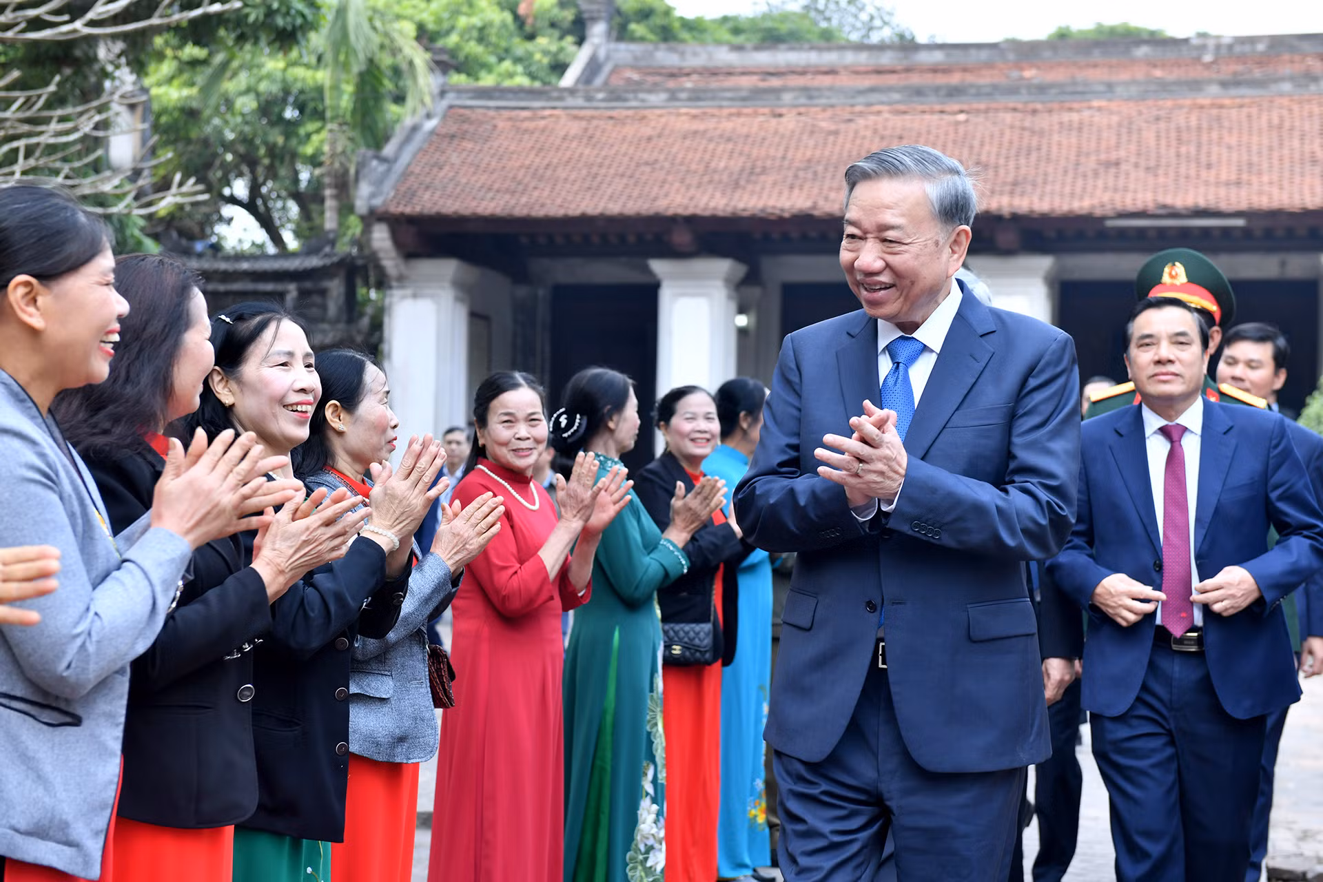 Tổng Bí thư Tô Lâm với người dân tại Văn miếu Xích Đằng (thành phố Hưng Yên).