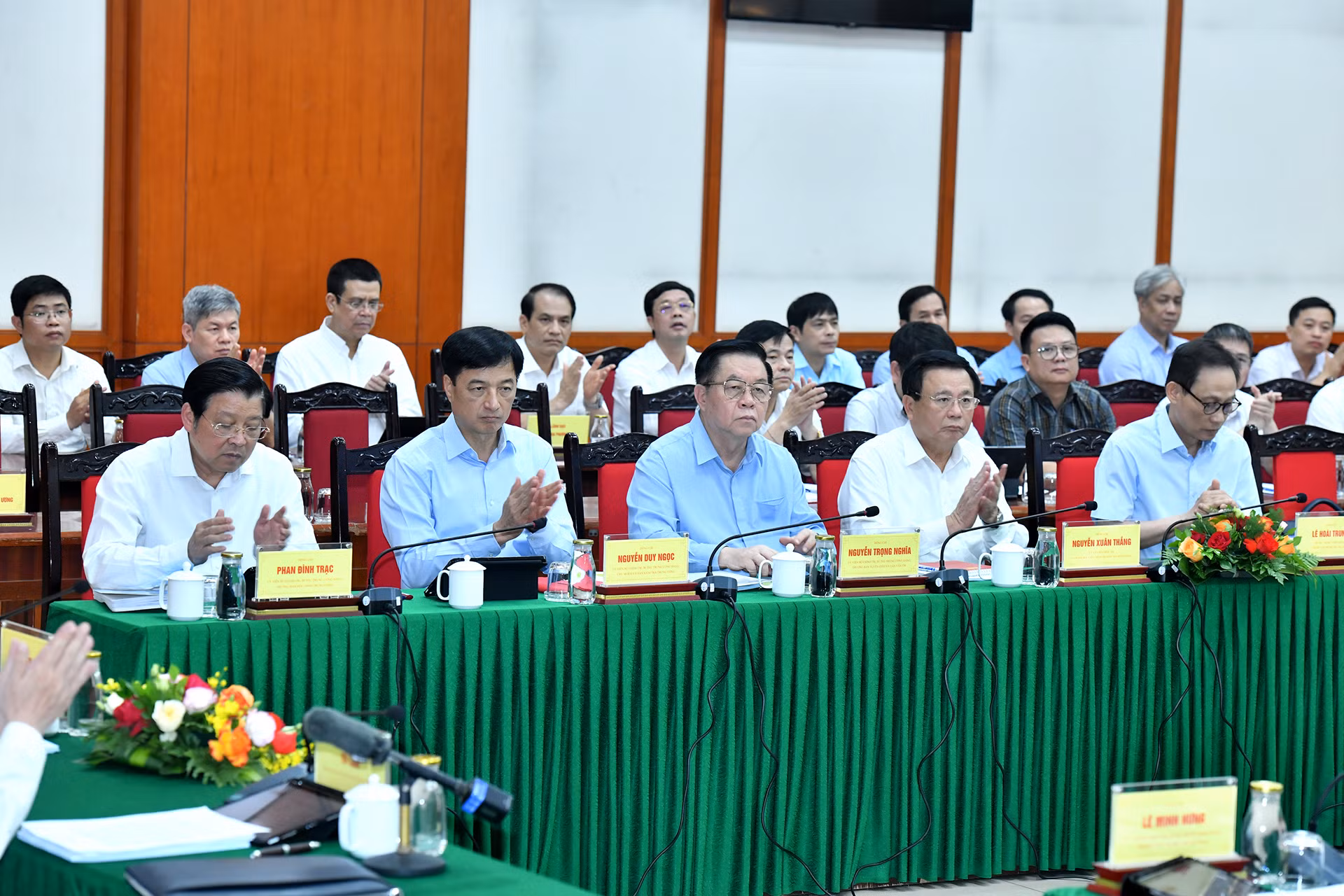 Các đồng chí lãnh đạo Đảng, Nhà nước và các đại biểu tham dự buổi làm việc. Các đồng chí lãnh đạo Đảng, Nhà nước và các đại biểu tham dự buổi làm việc.