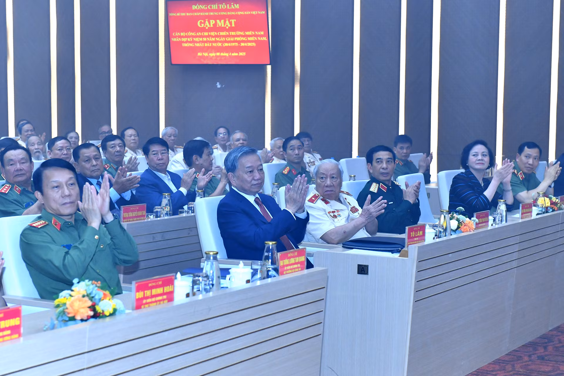 Tổng Bí thư Tô Lâm với các đại biểu tại buổi gặp mặt.