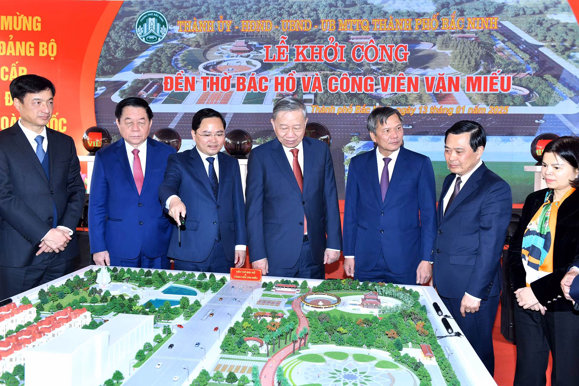 Tổng Bí thư Tô Lâm và các đại biểu xem dự án xây dựng Đền thờ Bác Hồ và công viên Văn Miếu. Tổng Bí thư Tô Lâm và các đại biểu xem dự án xây dựng Đền thờ Bác Hồ và công viên Văn Miếu.