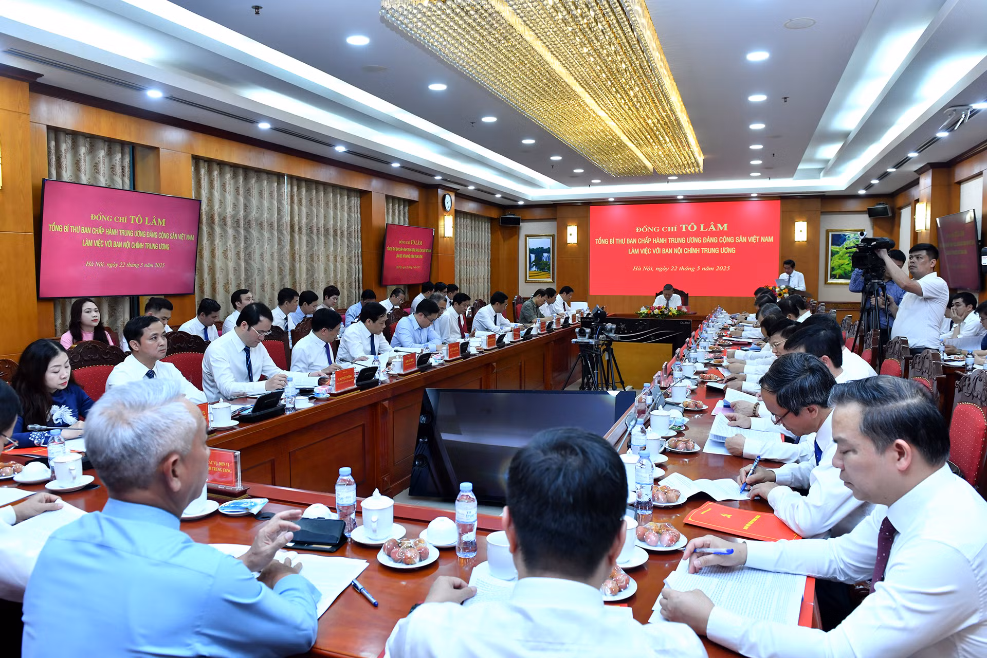 Quang cảnh buổi làm việc.
