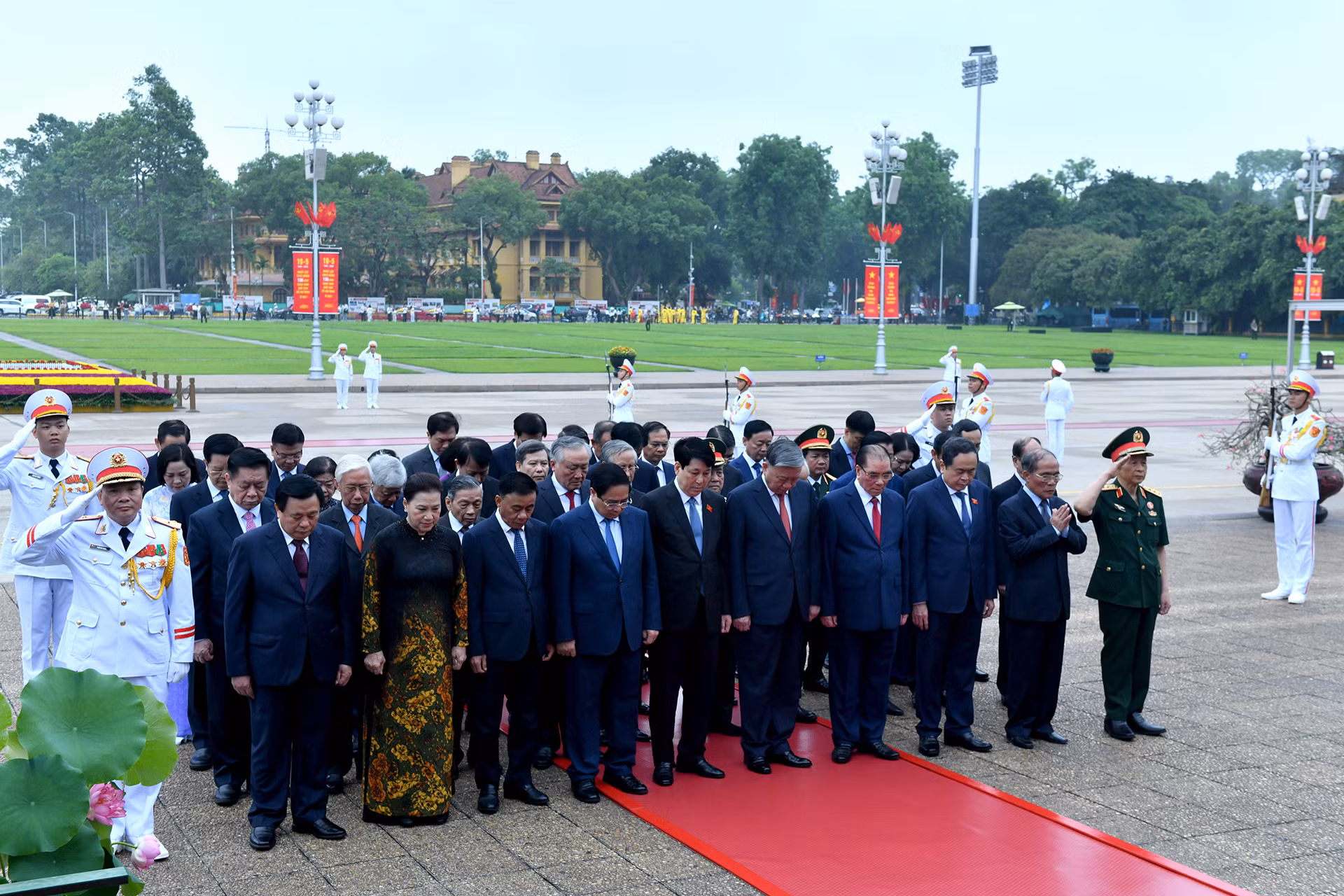 Các đồng chí lãnh đạo, nguyên lãnh đạo Đảng, Nhà nước thành kính tưởng nhớ công lao to lớn của Chủ tịch Hồ Chí Minh.