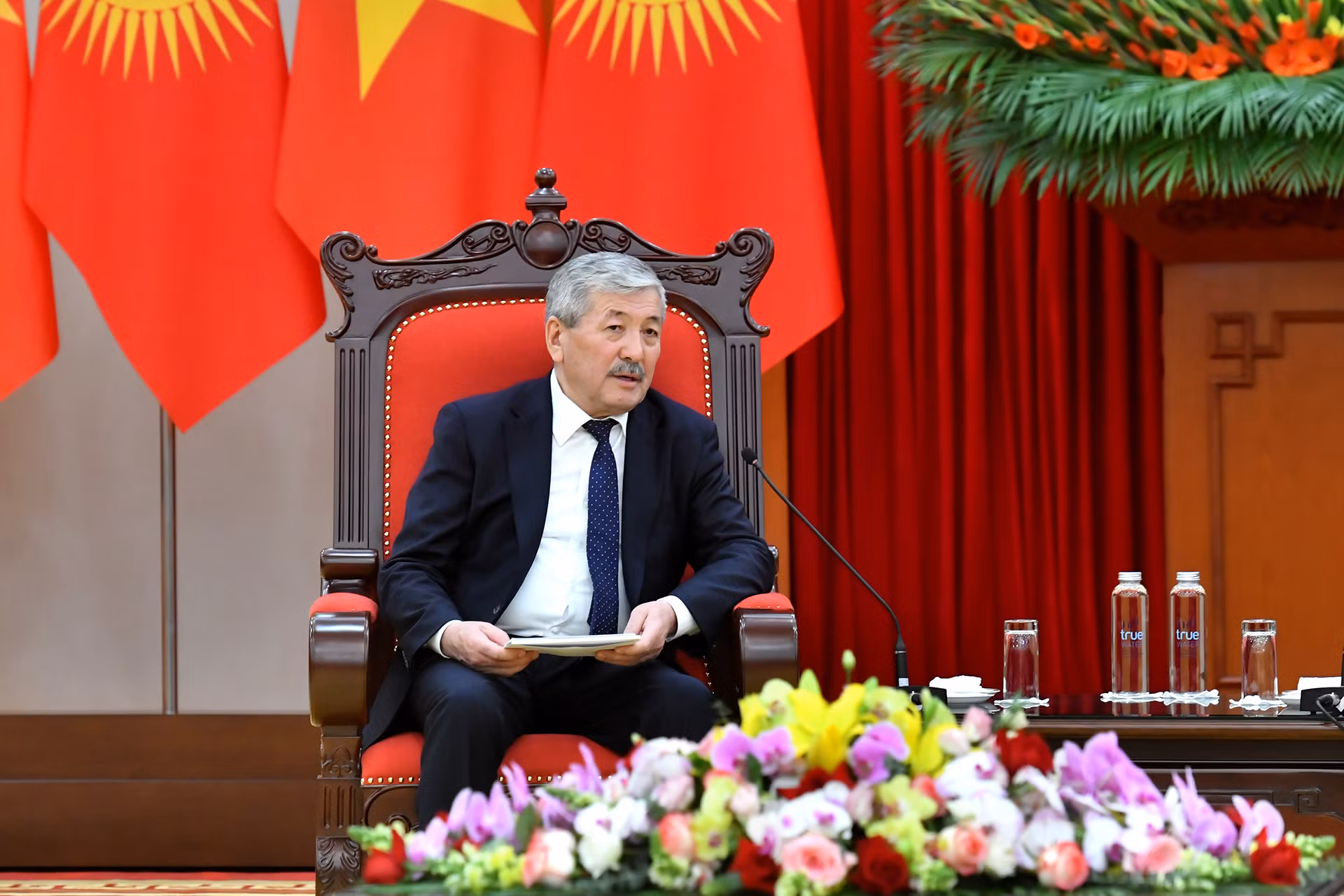 Thủ tướng Cộng hòa Kyrgyzstan Adylbek Kasymaliev tại buổi tiếp.