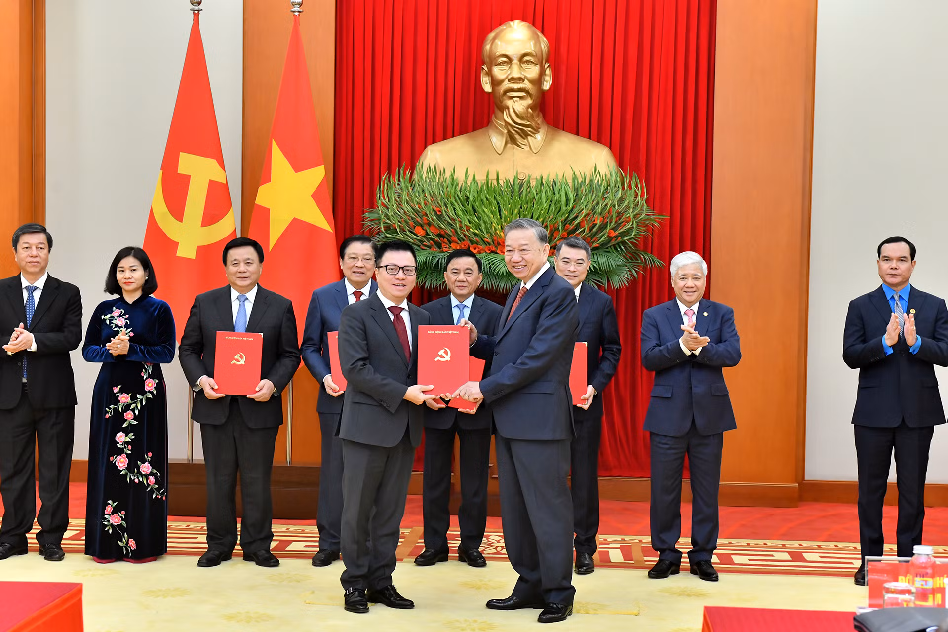Tổng Bí thư Tô Lâm trao quyết định của Bộ Chính trị về chức năng, nhiệm vụ, quyền hạn, tổ chức bộ máy của Báo Nhân Dân. Tổng Bí thư Tô Lâm trao quyết định của Bộ Chính trị về chức năng, nhiệm vụ, quyền hạn, tổ chức bộ máy của Báo Nhân Dân.