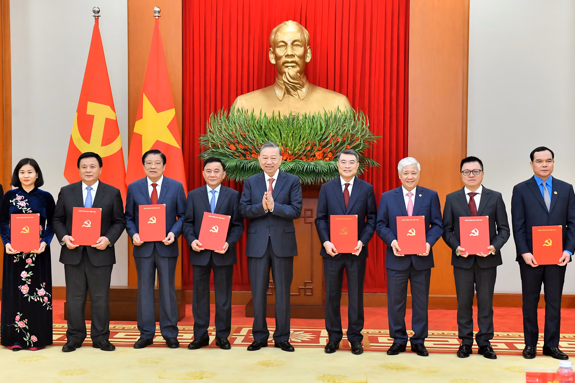 Tổng Bí thư Tô Lâm trao các quyết định về chức năng, nhiệm vụ của các cơ quan, đơn vị ở Trung ương. Tổng Bí thư Tô Lâm trao các quyết định về chức năng, nhiệm vụ của các cơ quan, đơn vị ở Trung ương.