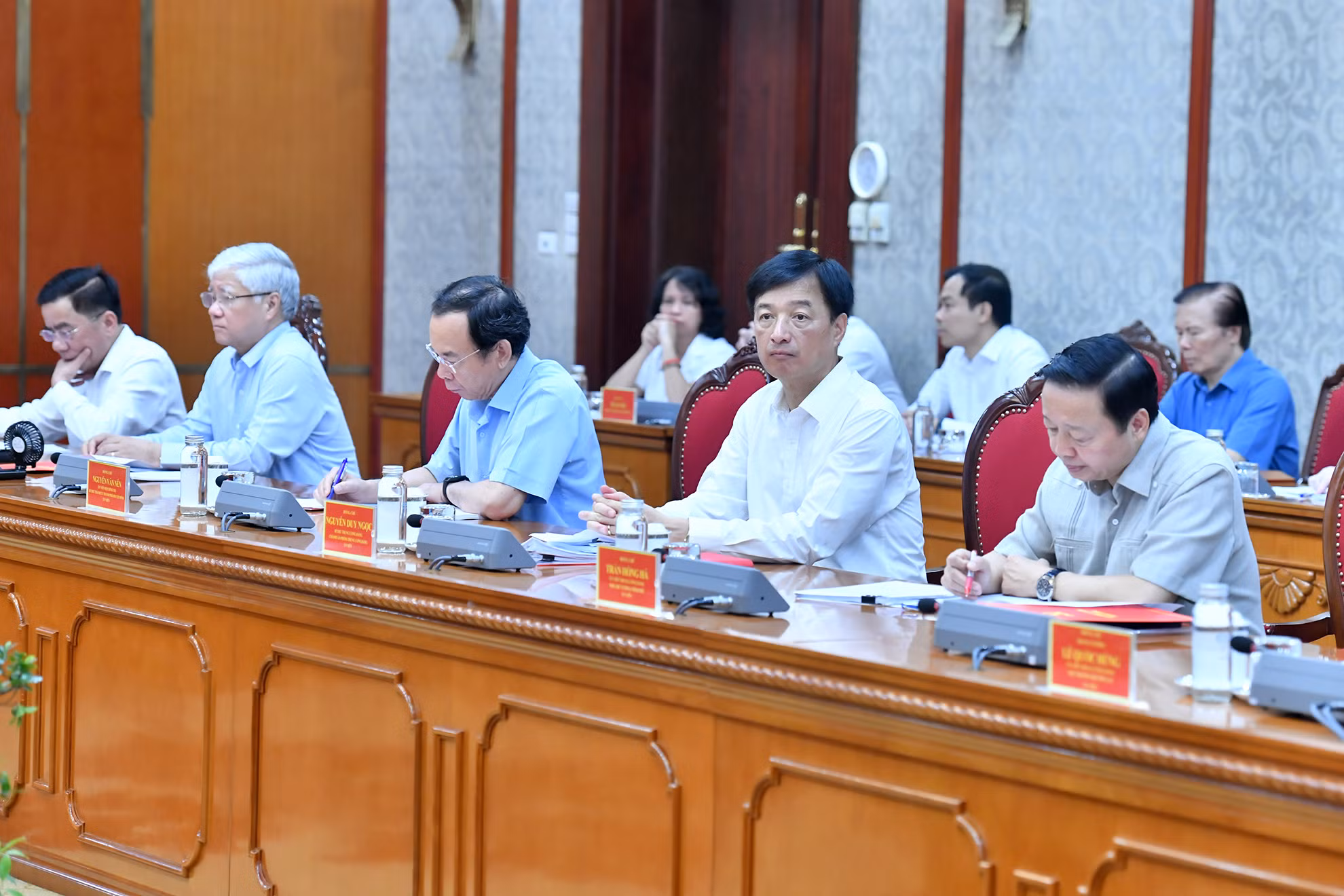 Các đại biểu tham dự phiên họp.