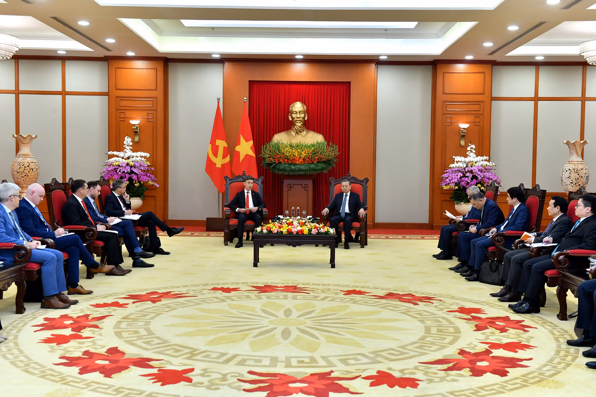 Quang cảnh buổi tiếp tại Trụ sở Trung ương Đảng. Quang cảnh buổi tiếp tại Trụ sở Trung ương Đảng.