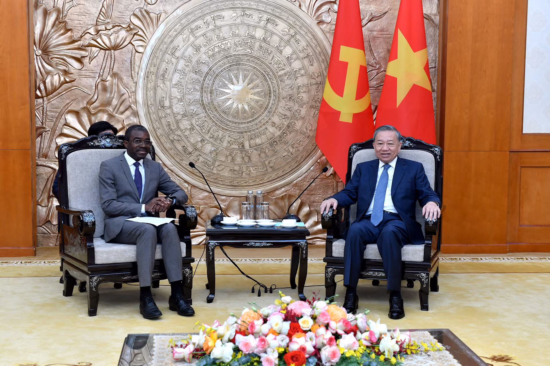 Tổng Bí thư Tô Lâm tiếp ông Lazare Eloundou Assomo, Giám đốc Trung tâm Di sản thế giới của UNESCO. Tổng Bí thư Tô Lâm tiếp ông Lazare Eloundou Assomo, Giám đốc Trung tâm Di sản thế giới của UNESCO.