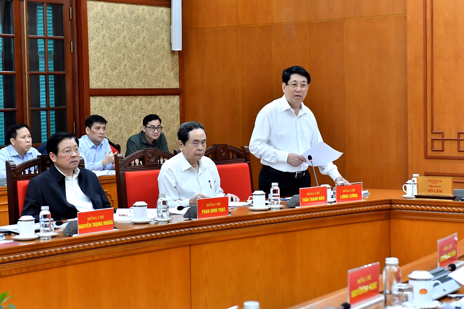 Đồng chí Lương Cường, Ủy viên Bộ Chính trị, Chủ tịch nước phát biểu tại phiên họp. Đồng chí Lương Cường, Ủy viên Bộ Chính trị, Chủ tịch nước phát biểu tại phiên họp.