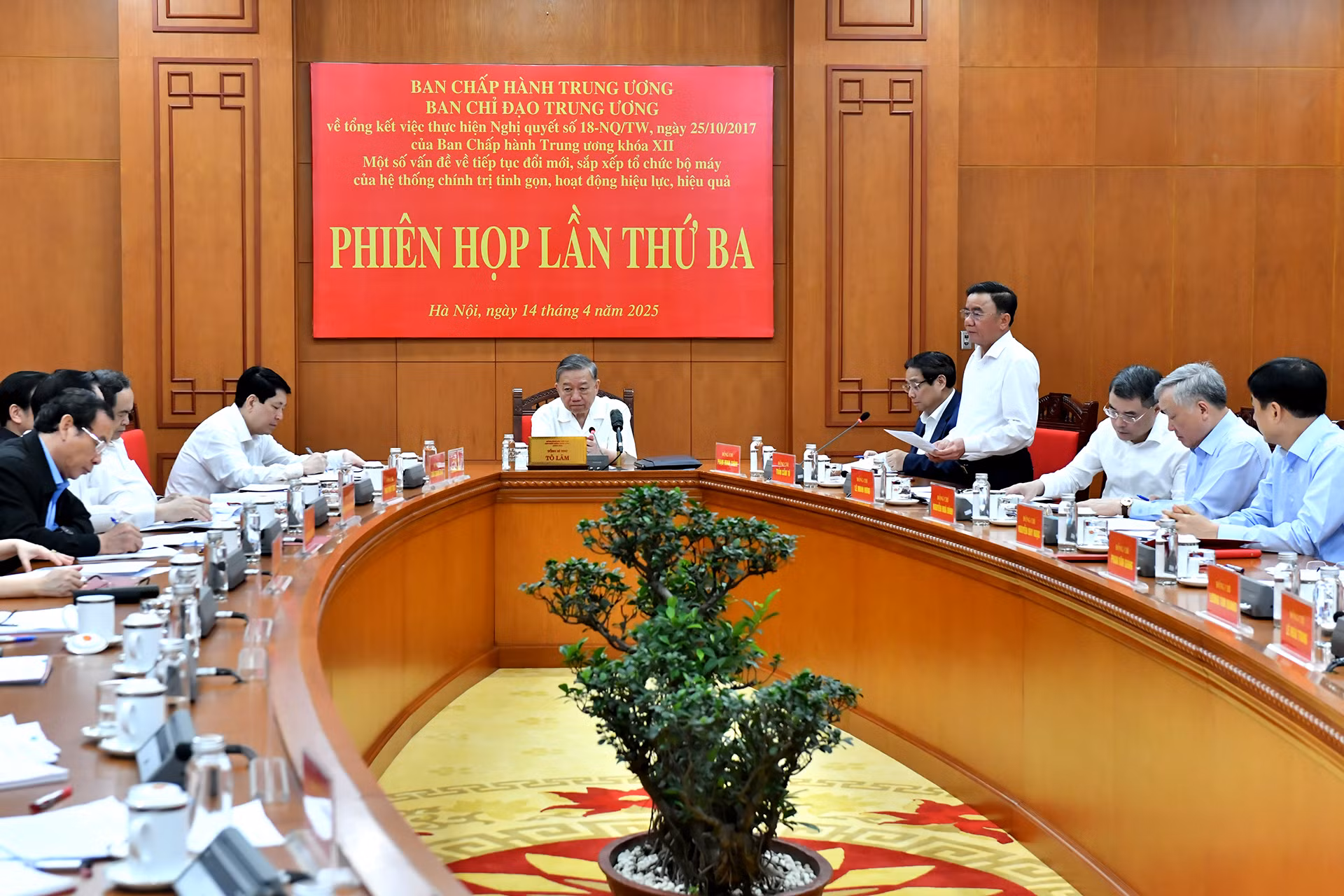 Đồng chí Trần Cẩm Tú, Ủy viên Bộ Chính trị, Thường trực Ban Bí thư phát biểu tại phiên họp. Đồng chí Trần Cẩm Tú, Ủy viên Bộ Chính trị, Thường trực Ban Bí thư phát biểu tại phiên họp.