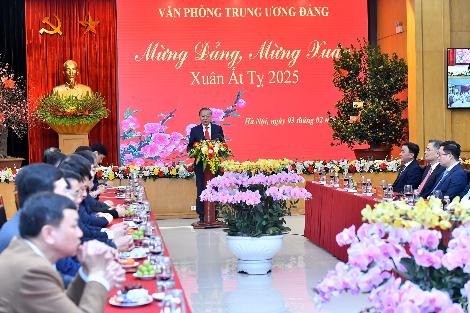 Tổng Bí thư Tô Lâm gặp mặt thân mật cán bộ, công chức, viên chức và người lao động Văn phòng Trung ương Đảng nhân dịp đầu Xuân Ất Tỵ. 