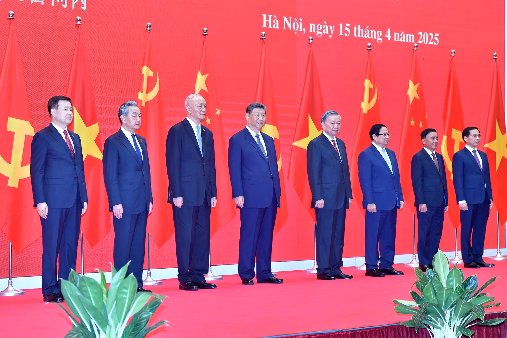 Các đồng chí lãnh đạo hai nước Việt Nam và Trung Quốc và các đại biểu thực hiện khởi động Hành trình hợp tác đường sắt Việt Nam-Trung Quốc.