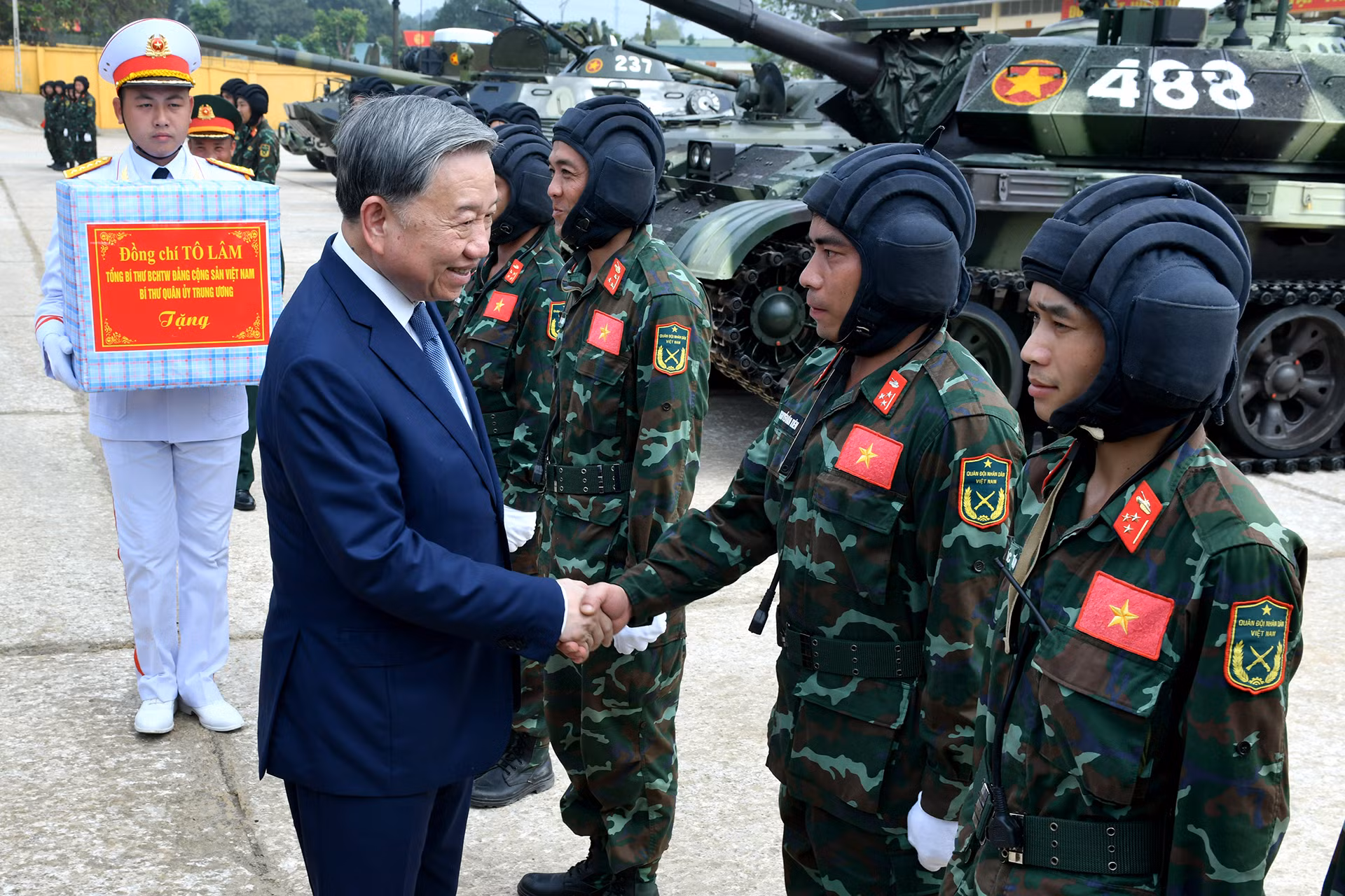 Tổng Bí thư Tô Lâm, Bí thư Quân ủy Trung ương động viên, tặng quà các cán bộ, chiến sĩ của Lữ đoàn Xe tăng 201, Binh chủng Tăng thiết giáp.
