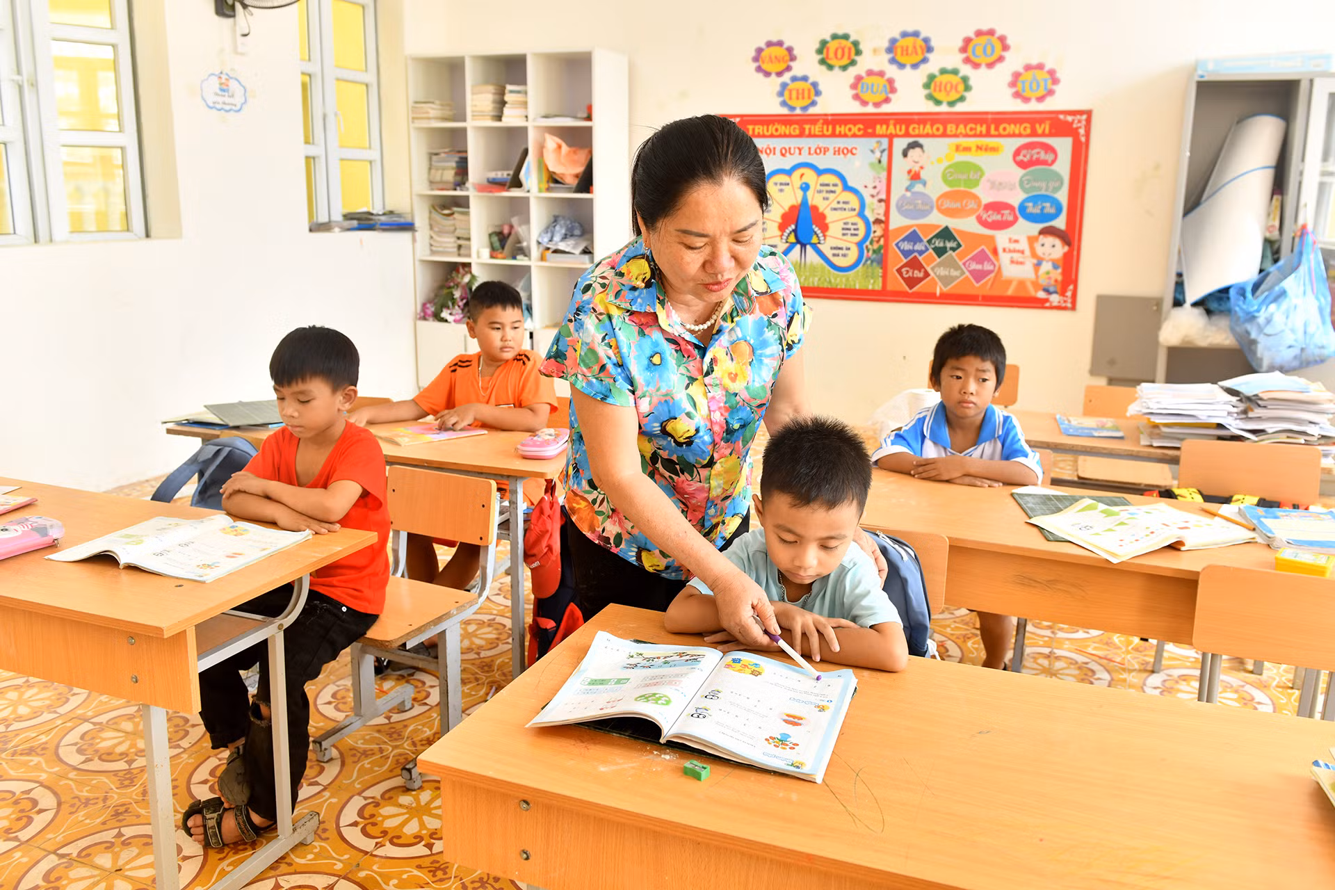 Cô và trò Trường tiểu học Bạch Long Vĩ trong giờ học.