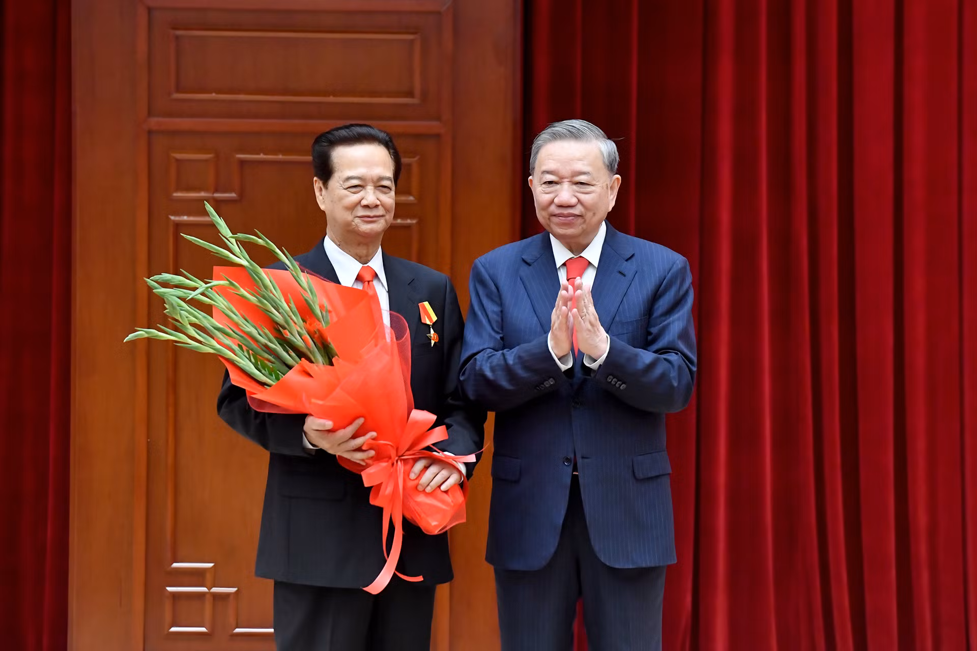 Tổng Bí thư Tô Lâm chúc mừng đồng chí nguyên Thủ tướng Chính phủ Nguyễn Tấn Dũng. Tổng Bí thư Tô Lâm chúc mừng đồng chí nguyên Thủ tướng Chính phủ Nguyễn Tấn Dũng.