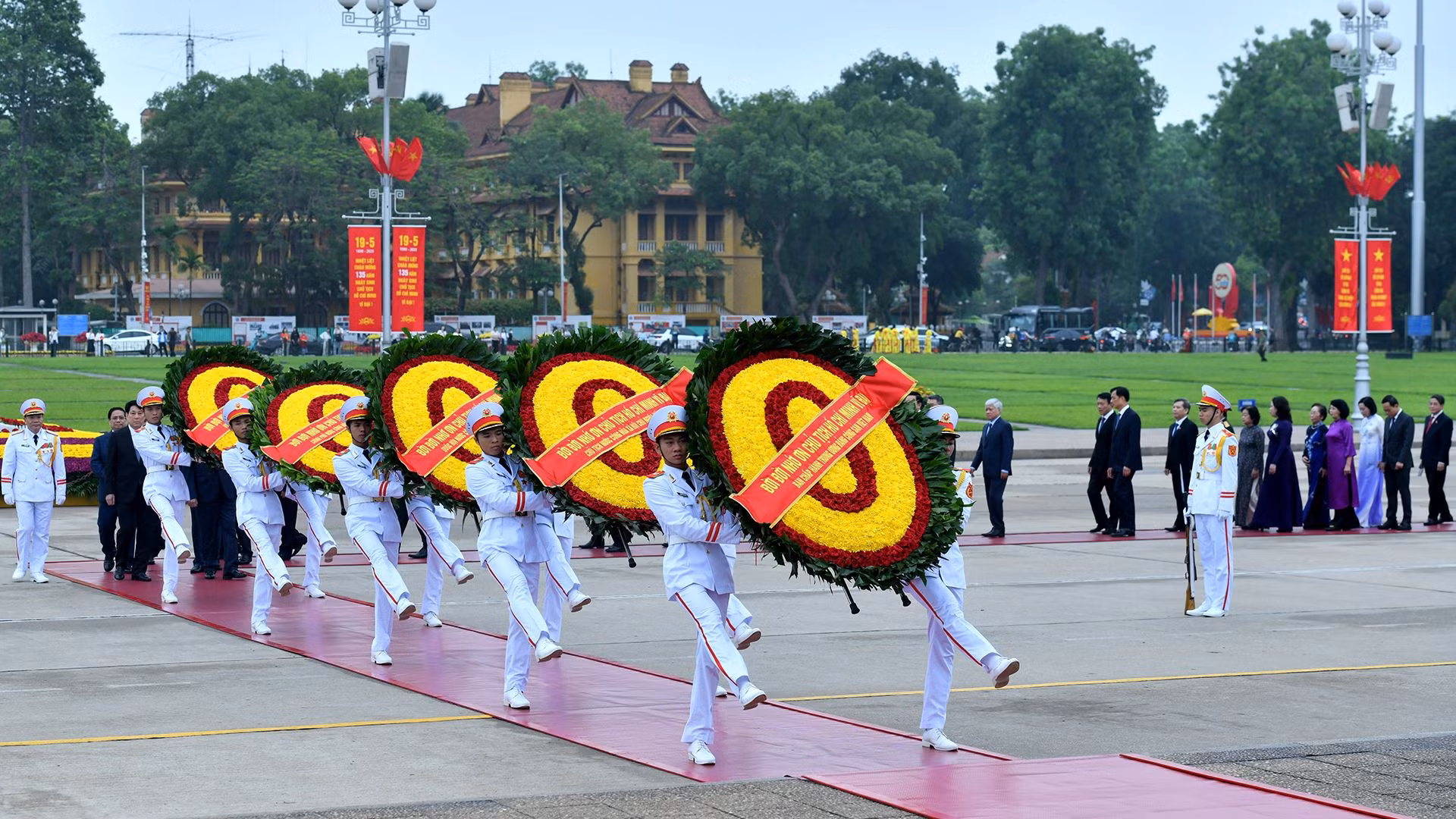Các đồng chí lãnh đạo, nguyên lãnh đạo Đảng, Nhà nước cùng các bộ, ban, ngành Trung ương và thành phố Hà Nội đến đặt vòng hoa, vào Lăng viếng Chủ tịch Hồ Chí Minh.