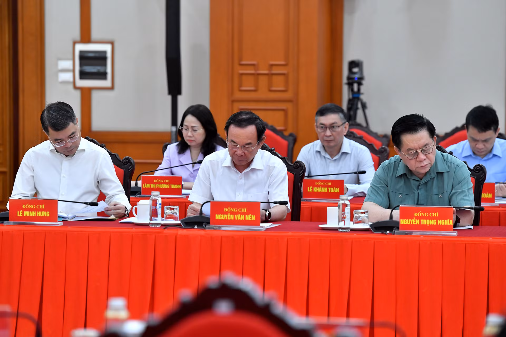Các đồng chí lãnh đạo Đảng, Nhà nước và các đại biểu tham dự phiên họp.