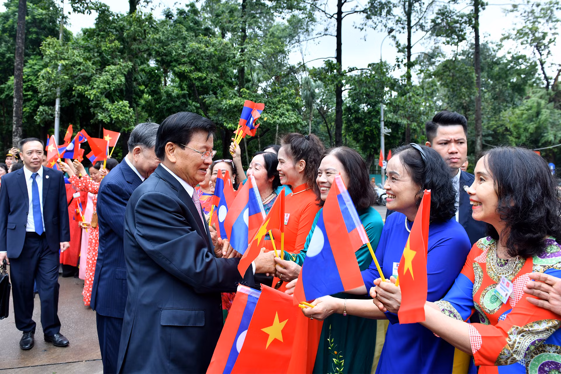 Tổng Bí thư, Chủ tịch nước Lào Thongloun Sisoulith với nhân dân Thủ đô Hà Nội. Tổng Bí thư, Chủ tịch nước Lào Thongloun Sisoulith với nhân dân Thủ đô Hà Nội.