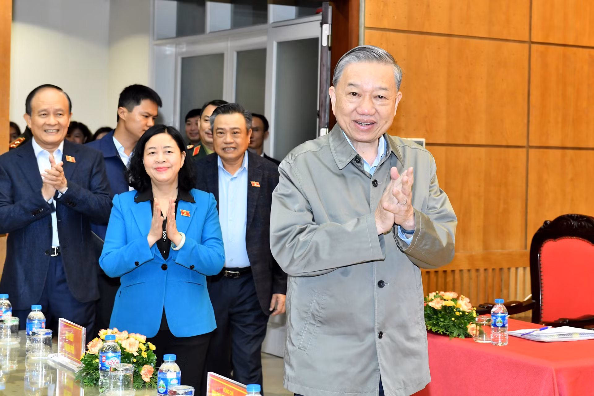Tổng Bí thư Tô Lâm và lãnh đạo thành phố Hà Nội dự hội nghị tiếp xúc cử tri. Tổng Bí thư Tô Lâm và lãnh đạo thành phố Hà Nội dự hội nghị tiếp xúc cử tri.