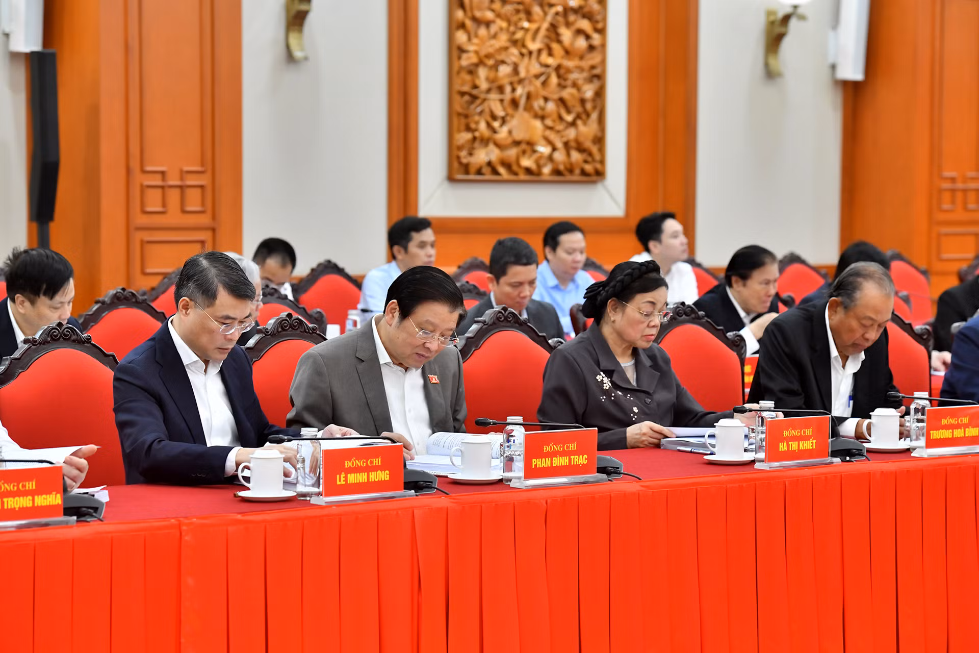 Các đồng chí lãnh đạo, nguyên lãnh đạo Đảng, Nhà nước dự hội nghị.