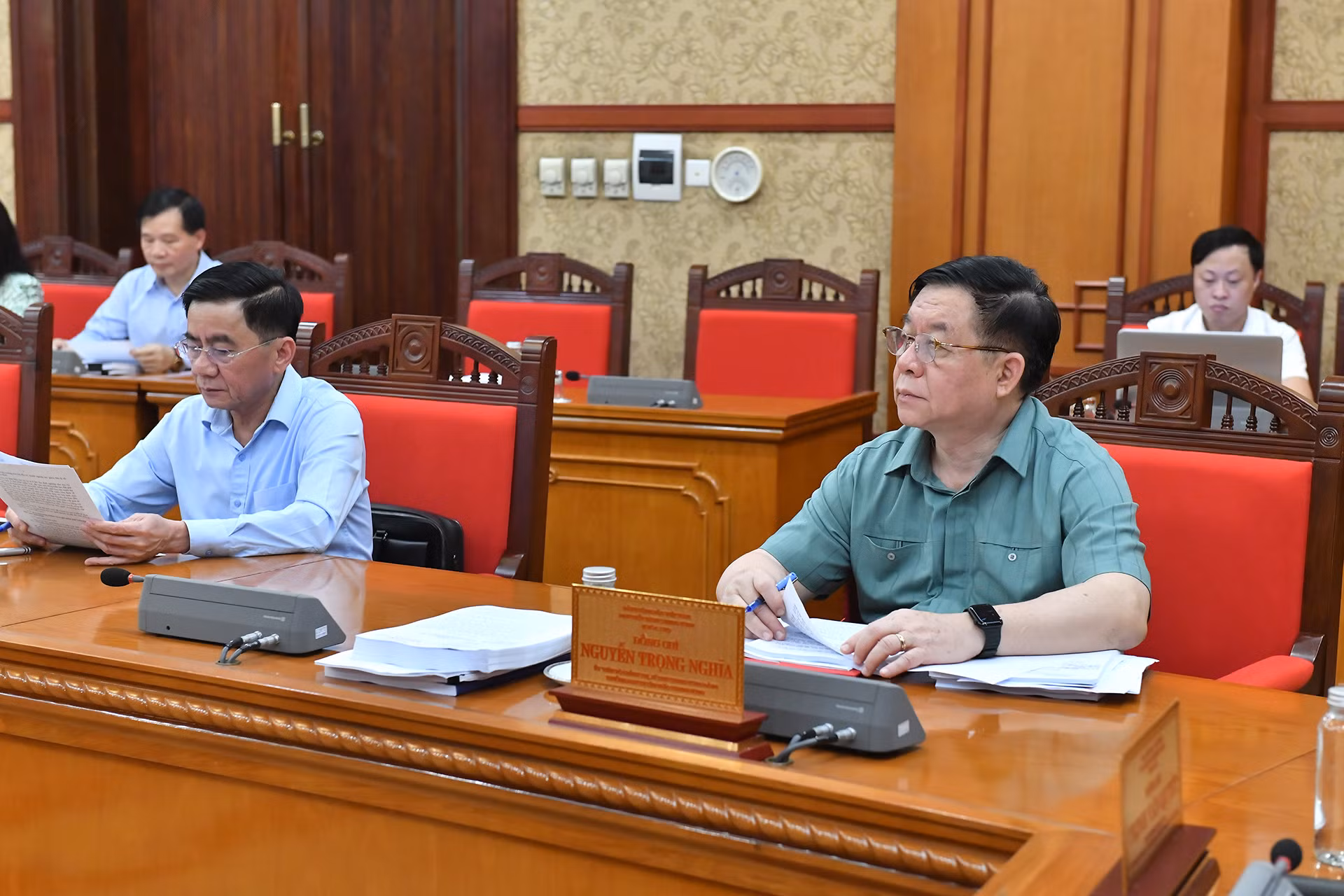 Các đồng chí lãnh đạo Đảng, Nhà nước tham dự cuộc họp.