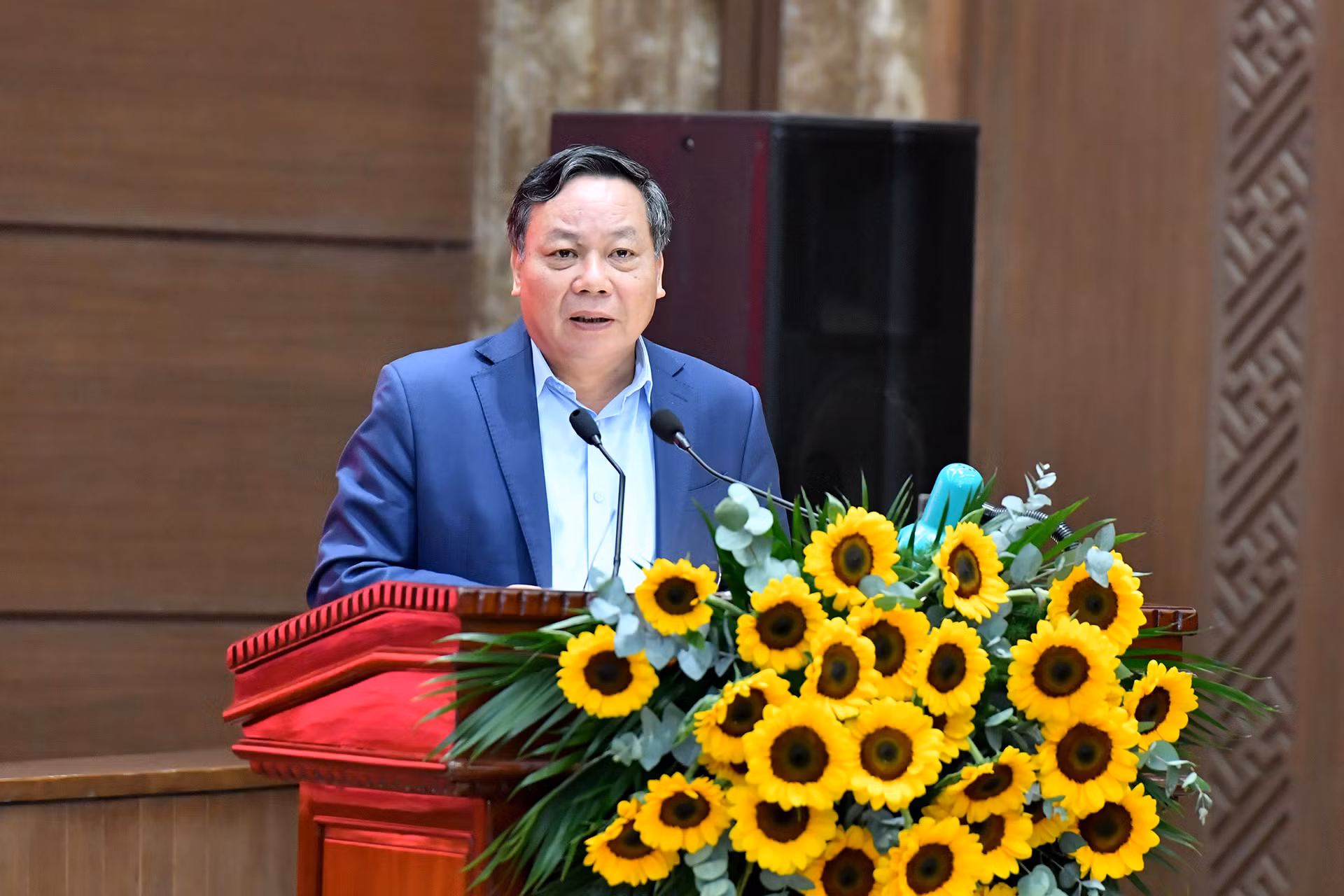 Phó Bí thư Thường trực Thành ủy Hà Nội Nguyễn Văn Phong trình bày báo cáo tại buổi làm việc.