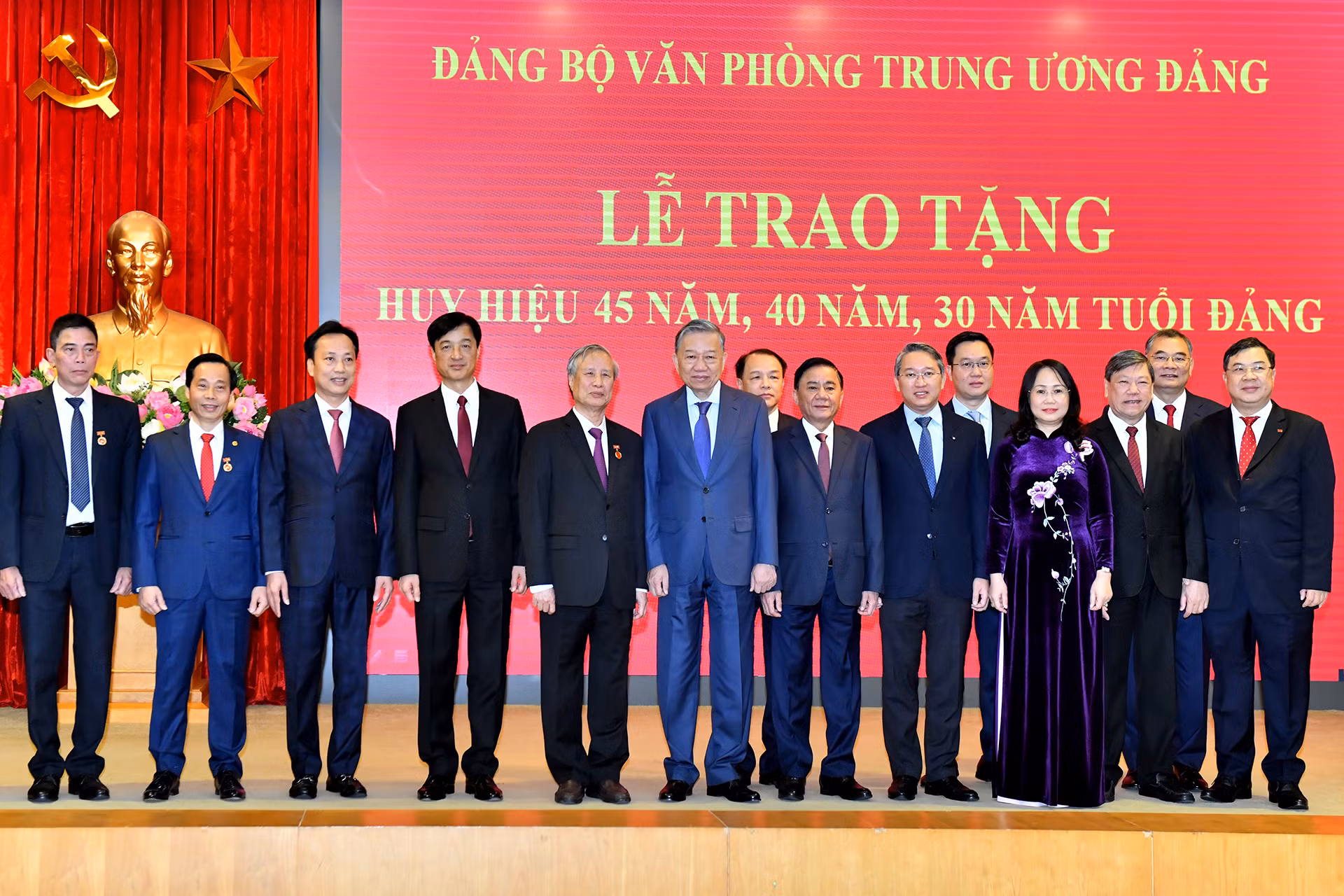 Tổng Bí thư Tô Lâm và các đồng chí lãnh đạo, nguyên lãnh đạo Đảng, Nhà nước và các đại biểu dự buổi lễ.