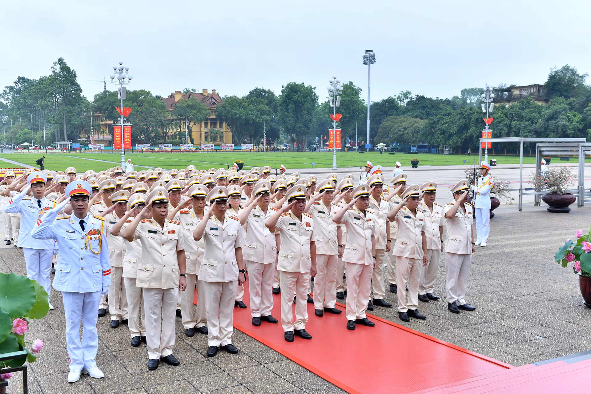 Đoàn đại biểu Đảng ủy Công an Trung ương - Bộ Công an thành kính tưởng nhớ Chủ tịch Hồ Chí Minh.