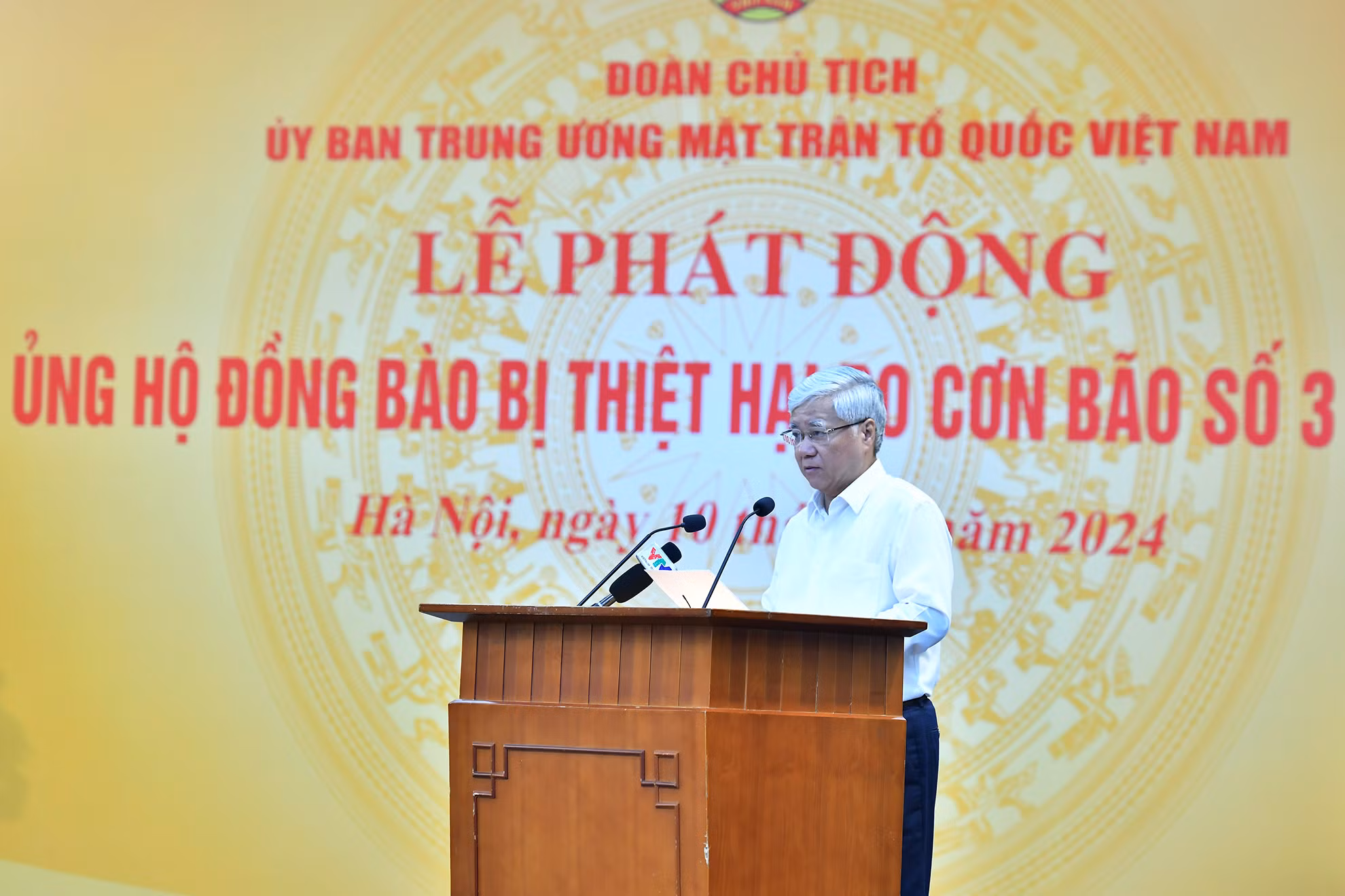 Chủ tịch Ủy ban Trung ương Mặt trận Tổ quốc Việt Nam Đỗ Văn Chiến phát động quyên góp. Chủ tịch Ủy ban Trung ương Mặt trận Tổ quốc Việt Nam Đỗ Văn Chiến phát động quyên góp.