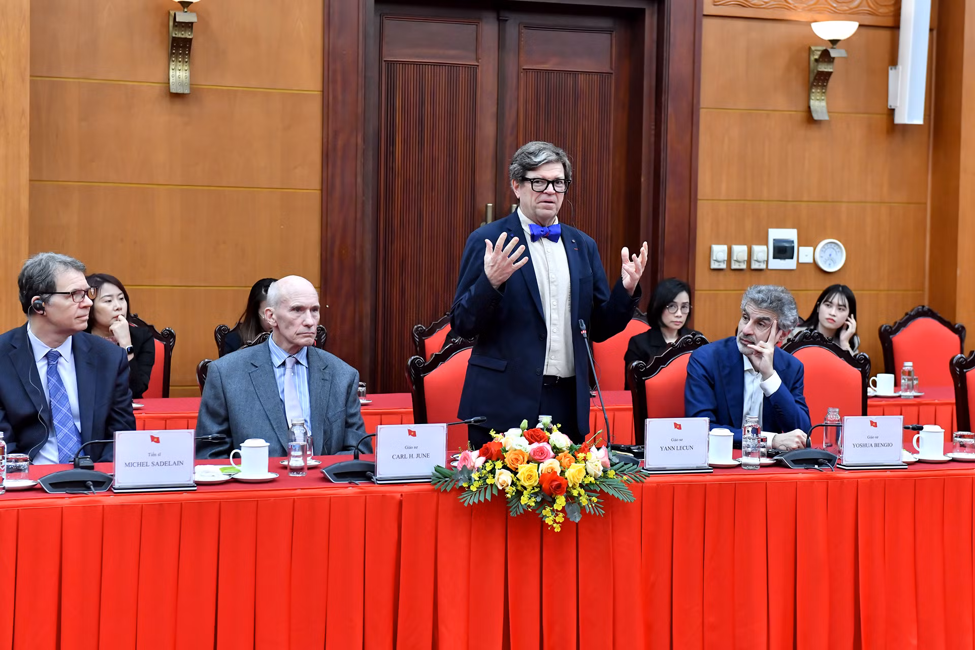 Đại diện các chuyên gia, nhà khoa học phát biểu tại buổi tiếp.