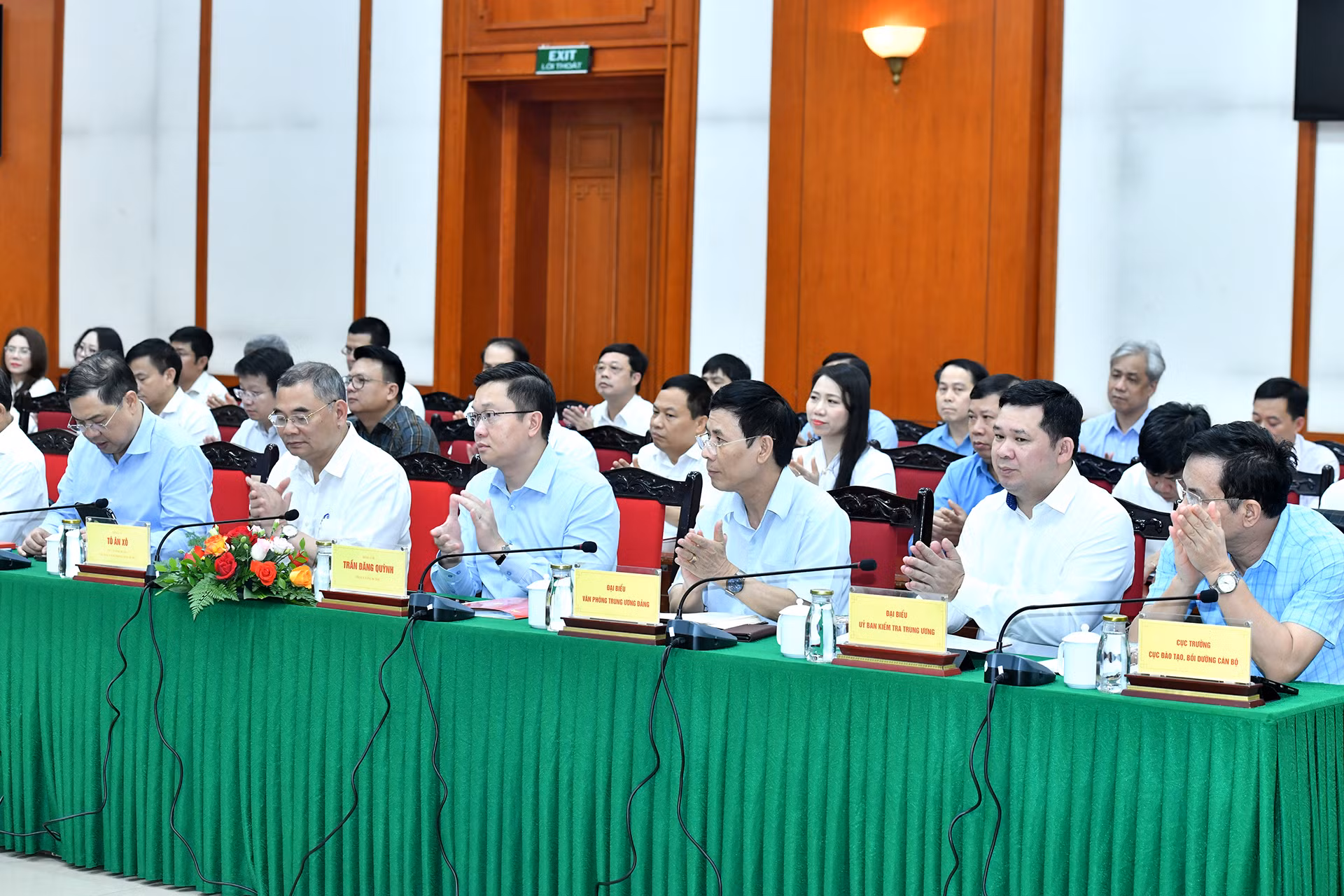 Các đại biểu tham dự buổi làm việc. Các đại biểu tham dự buổi làm việc.