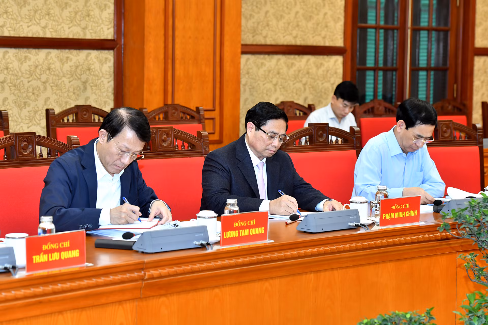 Thủ tướng Chính phủ Phạm Minh Chính và các đồng chí thành viên Ban Chỉ đạo tham dự phiên họp.