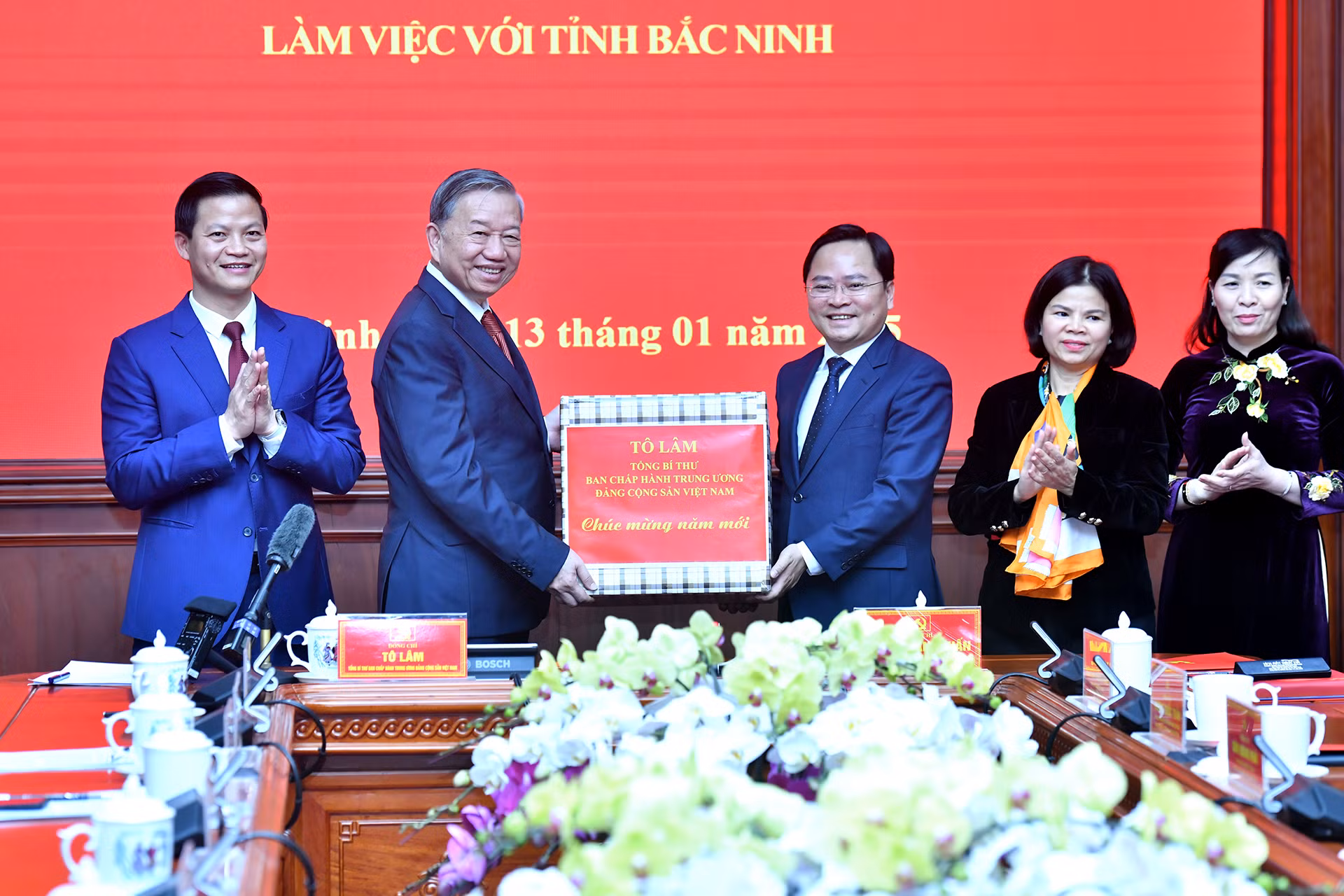 Tổng Bí thư Tô Lâm trao quà tặng Đảng bộ, chính quyền và nhân dân tỉnh Bắc Ninh. Tổng Bí thư Tô Lâm trao quà tặng Đảng bộ, chính quyền và nhân dân tỉnh Bắc Ninh.