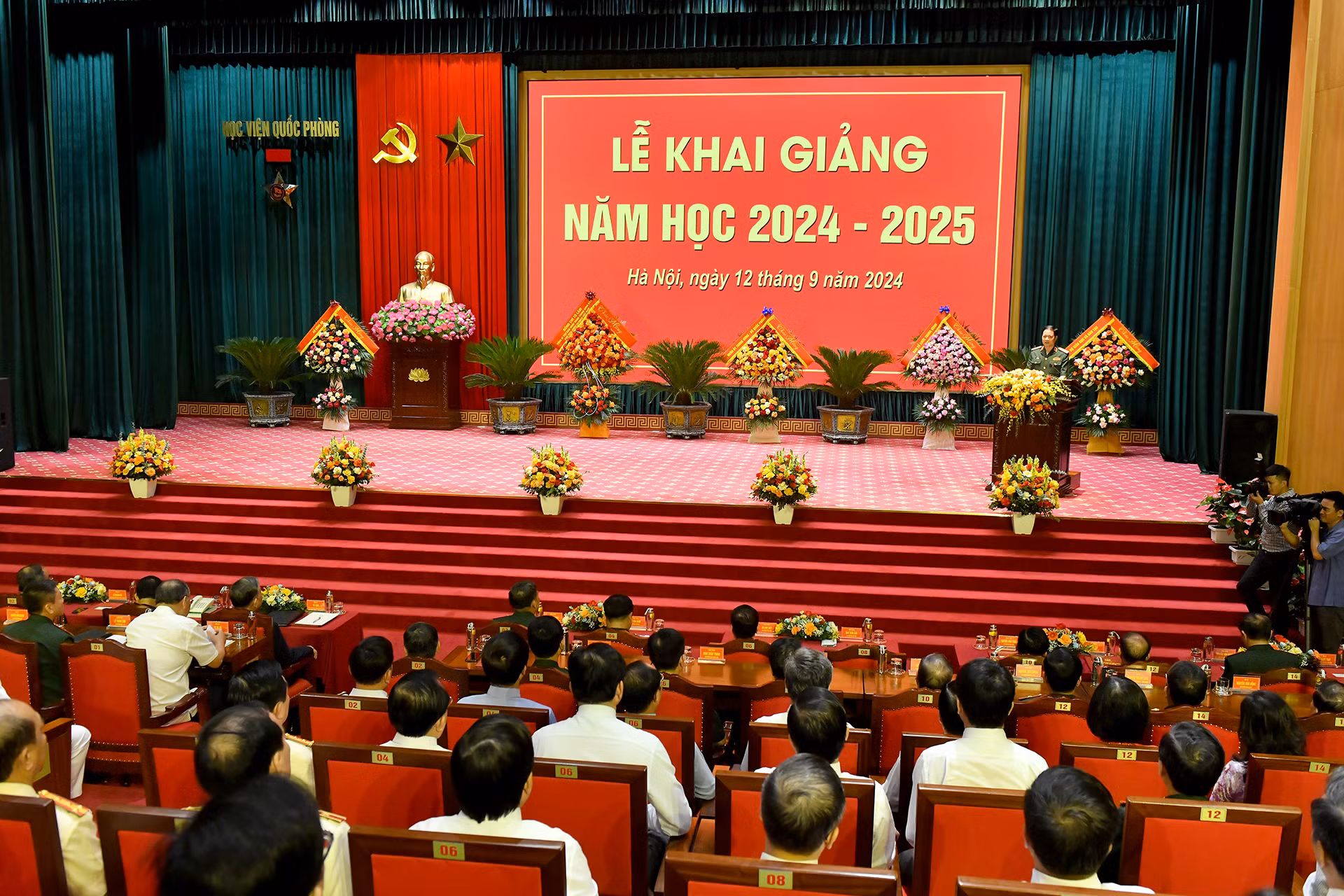 Quang cảnh Lễ khai giảng năm học mới tại Học viện Quốc phòng. Quang cảnh Lễ khai giảng năm học mới tại Học viện Quốc phòng.