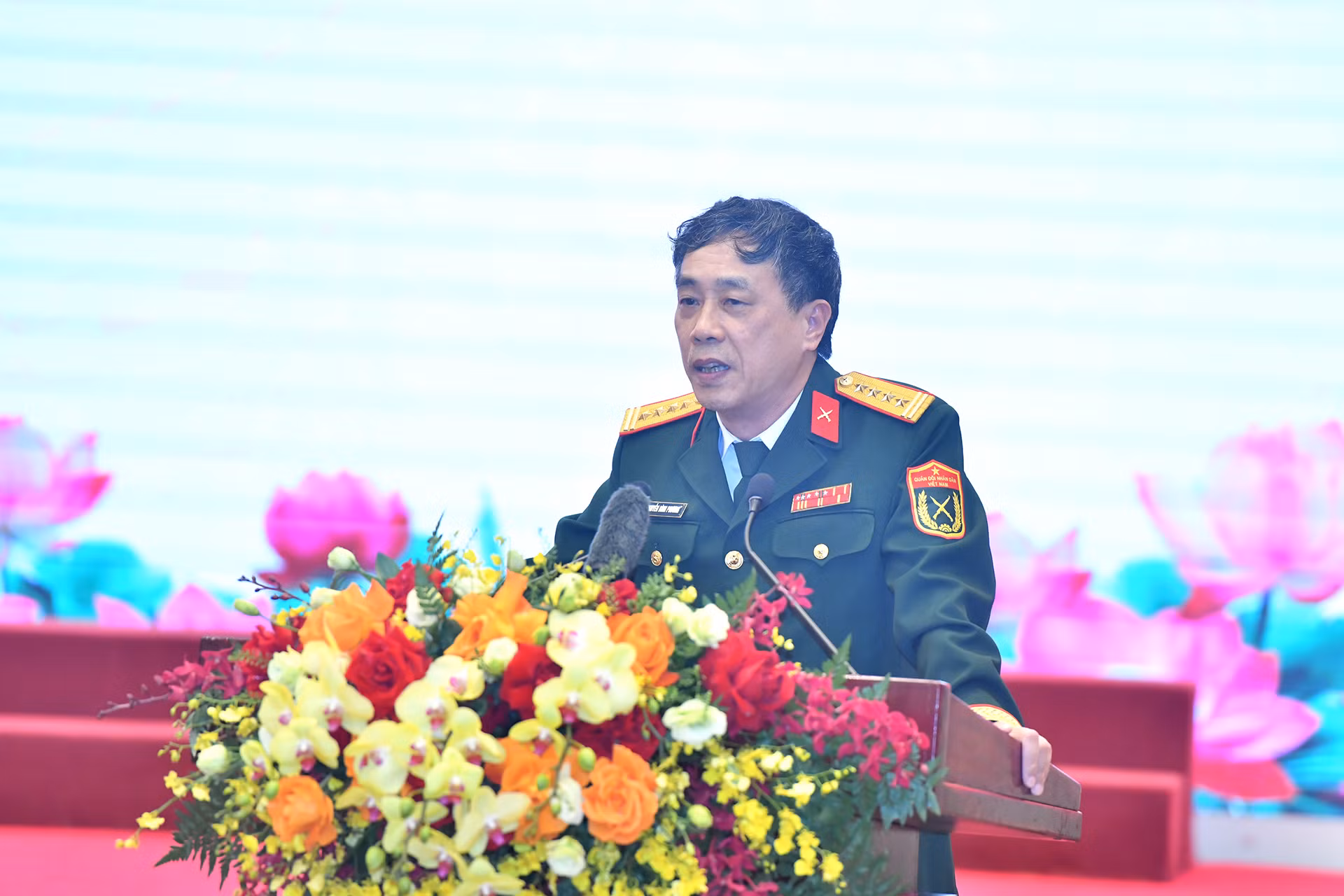Đại biểu văn nghệ sĩ trình bày tham luận.