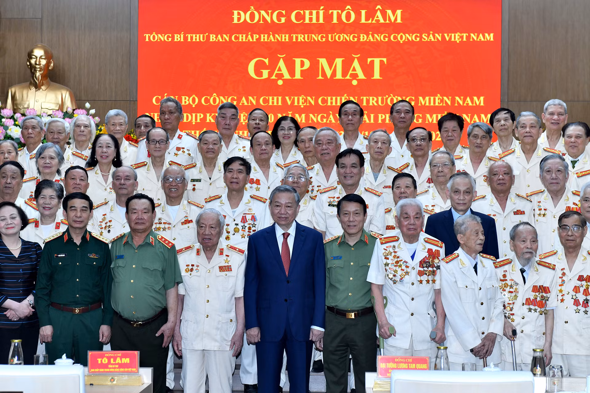 Tổng Bí thư Tô Lâm với các đại biểu tại buổi gặp mặt.