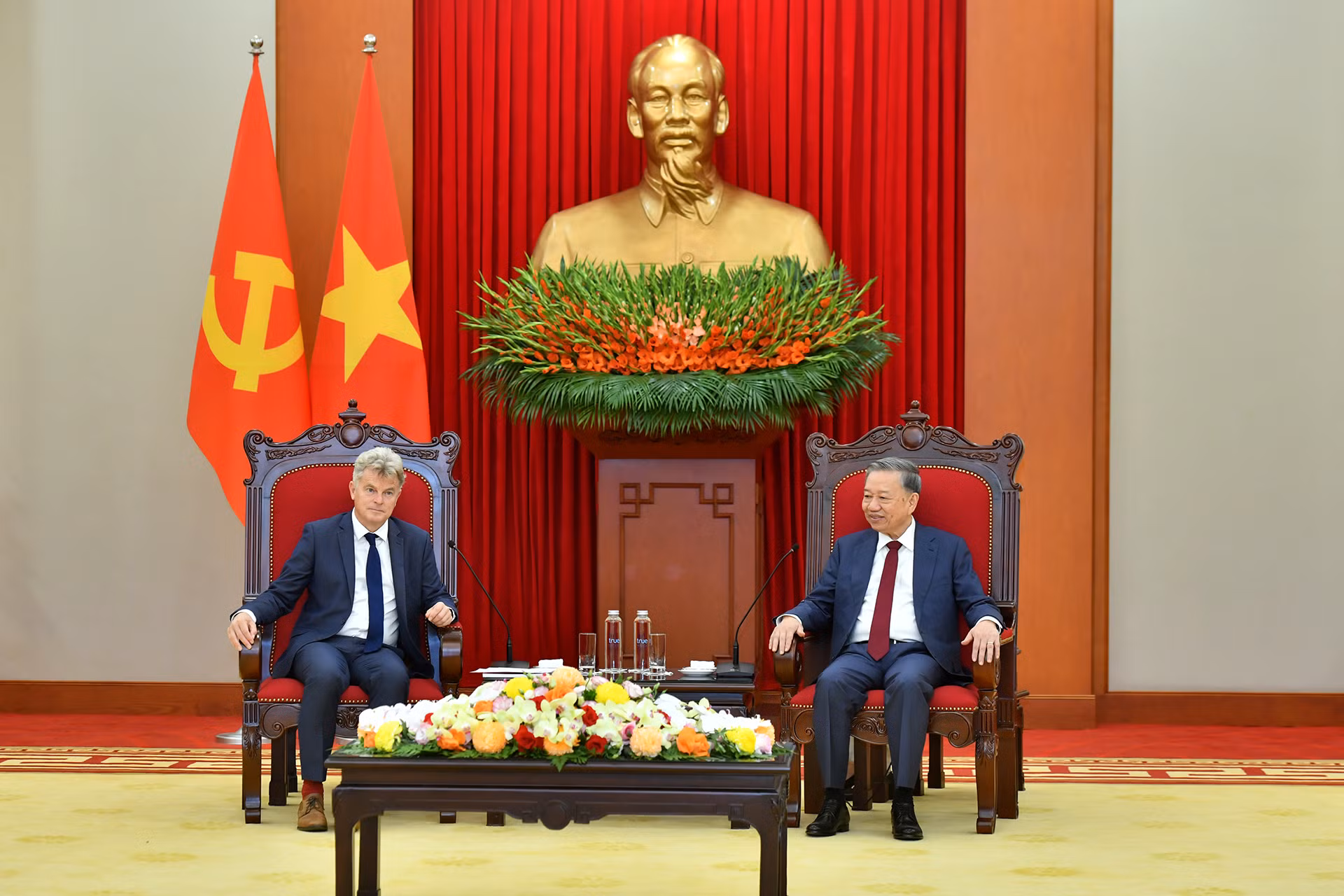 Tổng Bí thư Tô Lâm tiếp Bí thư toàn quốc Đảng Cộng sản Pháp Fabiel Roussel. Tổng Bí thư Tô Lâm tiếp Bí thư toàn quốc Đảng Cộng sản Pháp Fabiel Roussel.