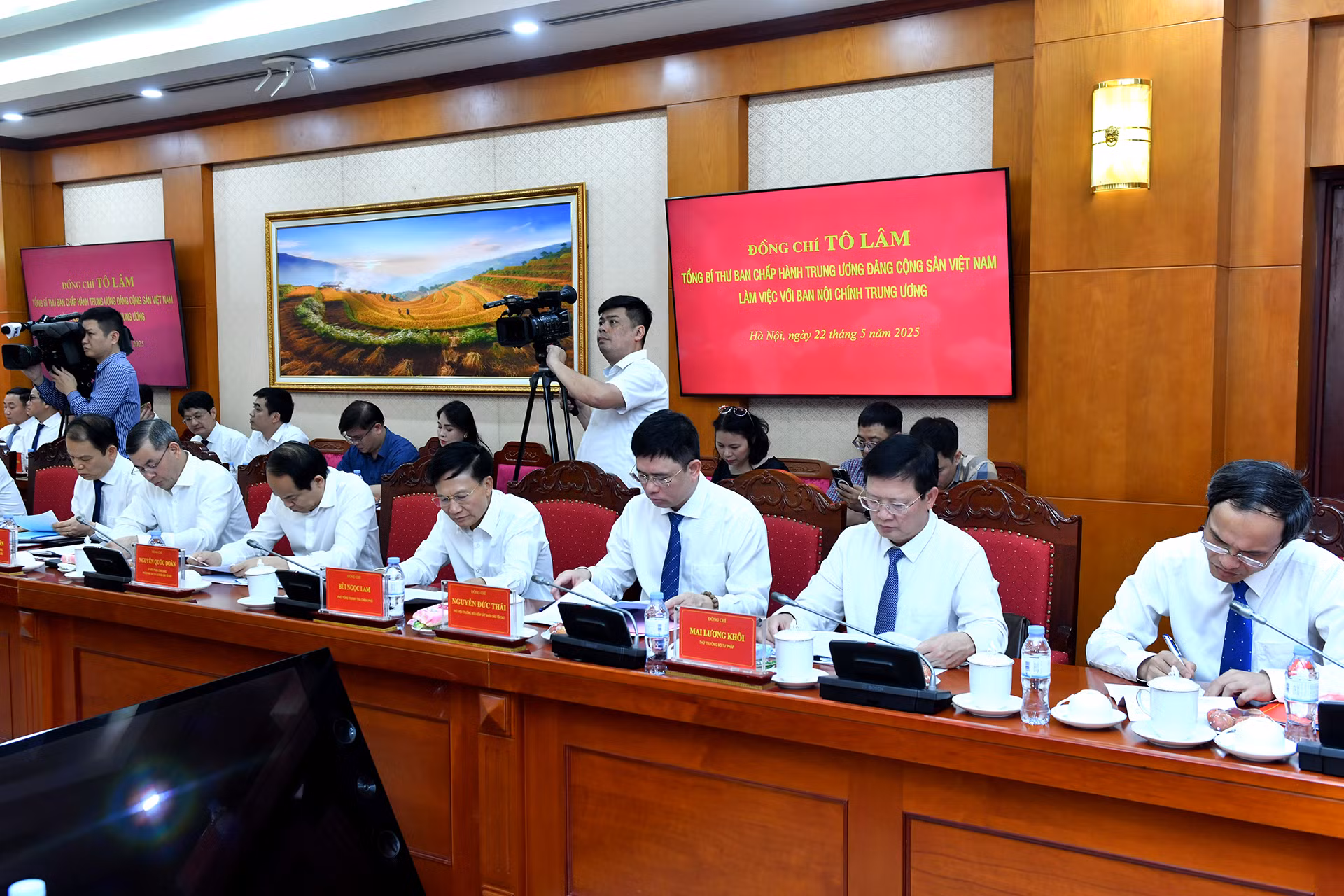 Các đại biểu tham dự buổi làm việc.
